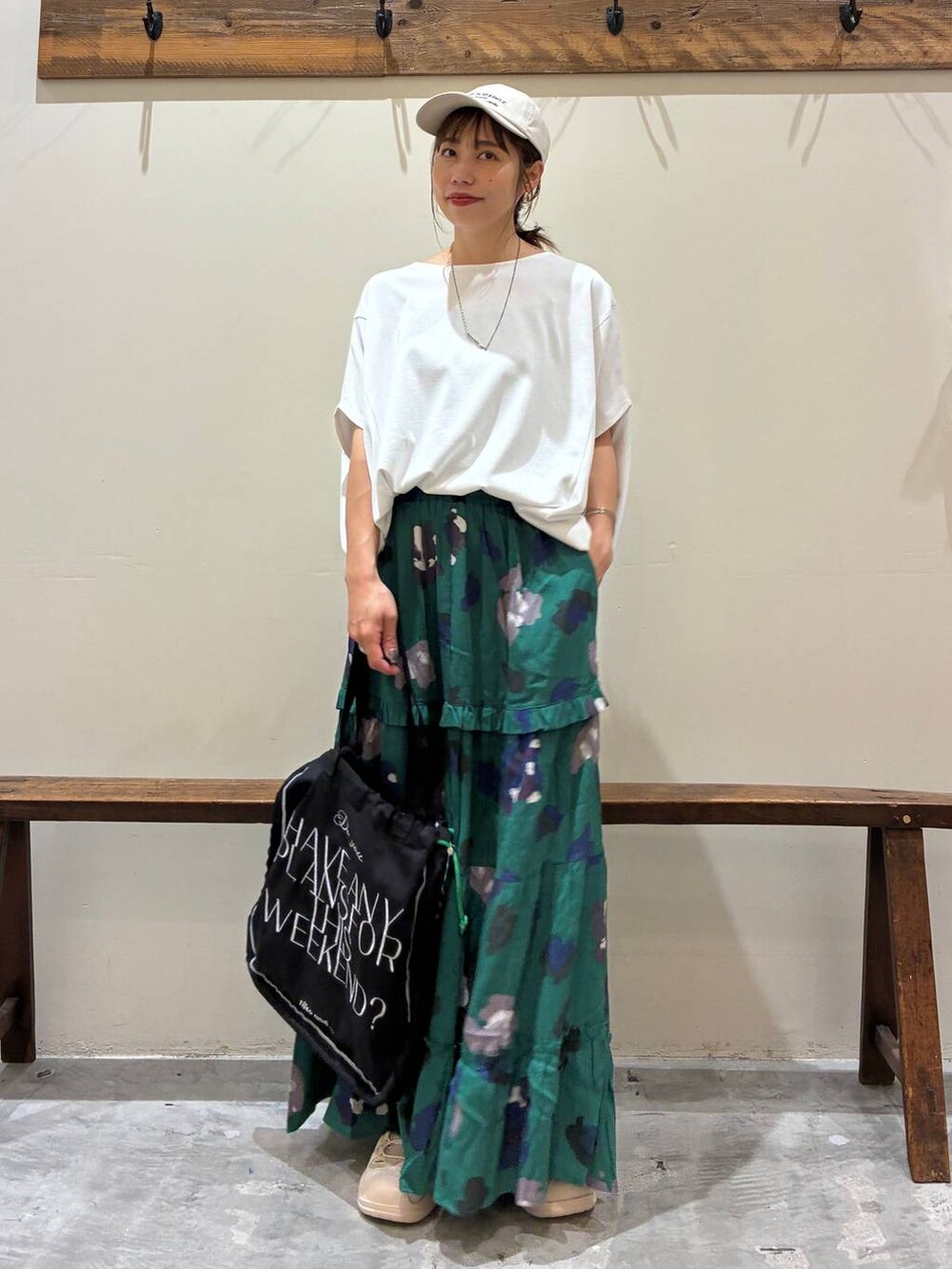 ブラック系のトートバッグ、グリーン系のスカート、ベージュ系のサンダルを着用したレディースの夏コーディネートの5枚目の写真