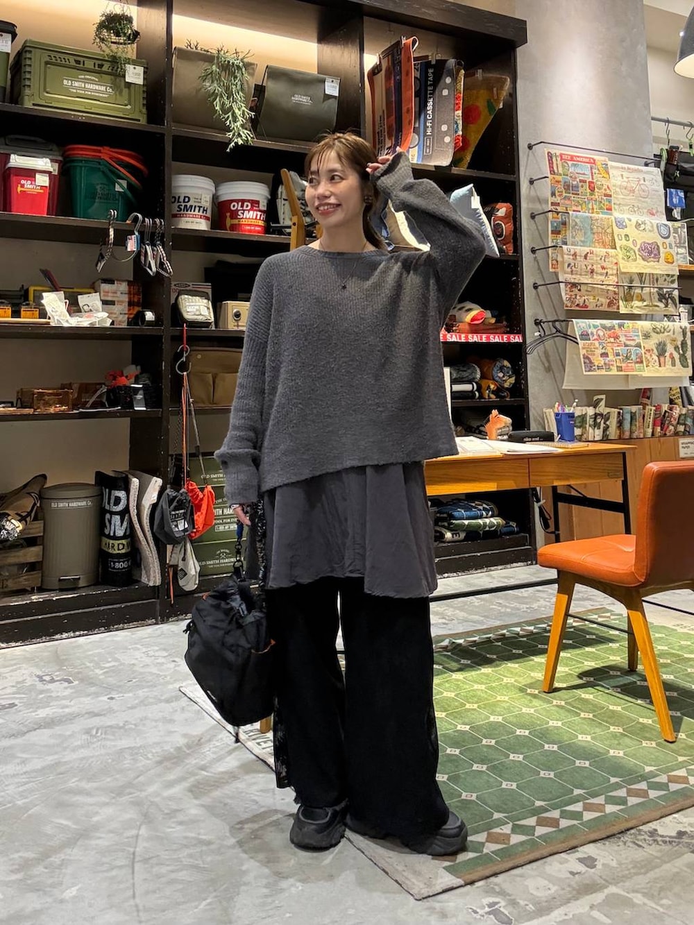 グレー系のニット/セーター、ブラック系のデニムパンツ、ブラック系のその他パンツを着用したレディースの冬コーディネートの5枚目の写真