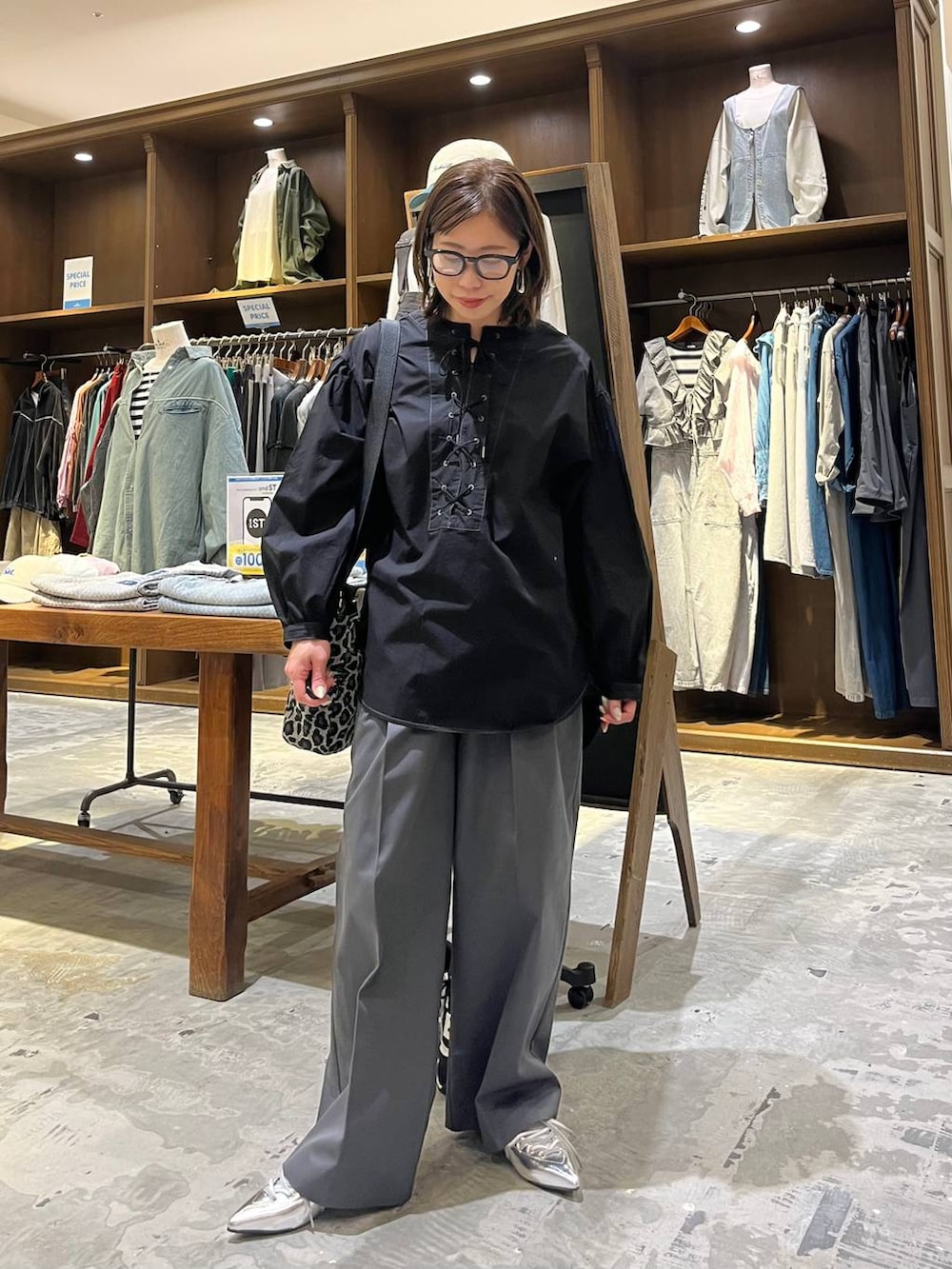 グレー系のサンダル、ブラック系のシャツ/ブラウス、その他のショルダーバッグを着用したレディースの春コーディネートの5枚目の写真