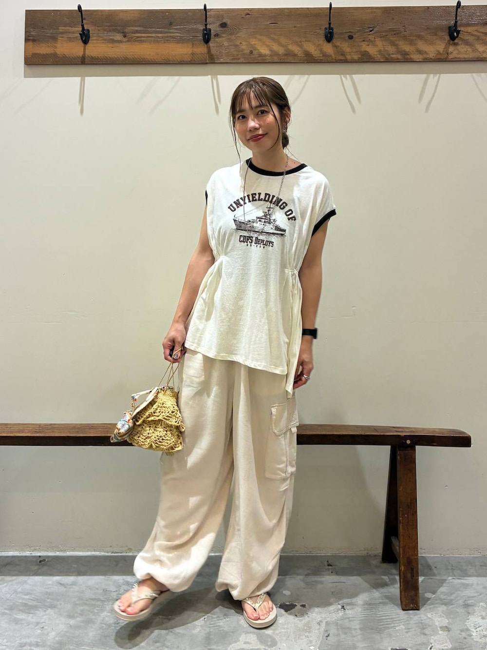 ベージュ系のカーゴパンツ、ベージュ系のショルダーバッグ、ベージュ系のサンダルを着用したレディースの夏コーディネートの3枚目の写真