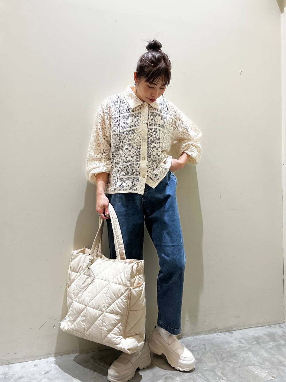 ベージュ系のローファー、ブルー系のその他パンツ、ホワイト系のトートバッグを着用したレディースの春コーディネートの3枚目の写真