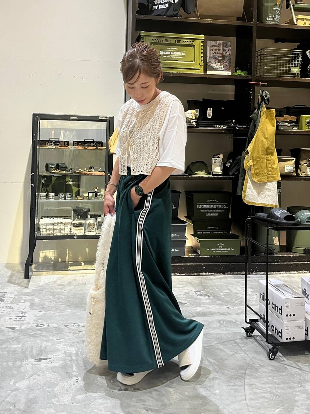 ベージュ系のサンダル、ベージュ系のシャツ/ブラウス、ホワイト系のTシャツ/カットソーを着用したレディースの夏コーディネートの2枚目の写真