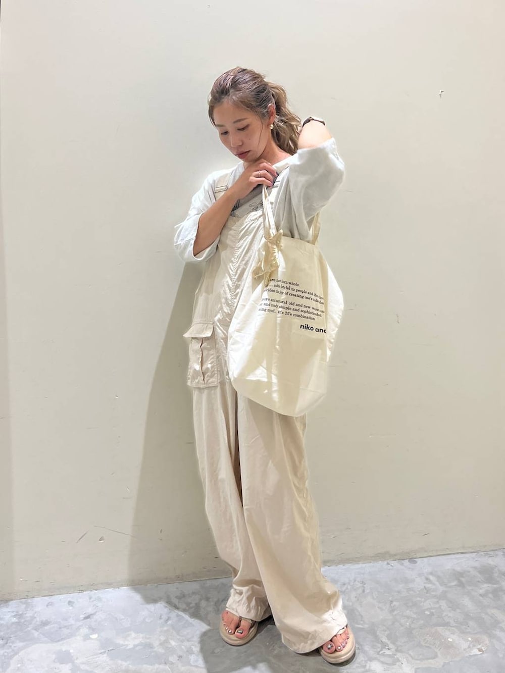 ベージュ系のサロペット/オーバーオール、ベージュ系のTシャツ/カットソー、ベージュ系のサンダルを着用したレディースの夏コーディネートの7枚目の写真