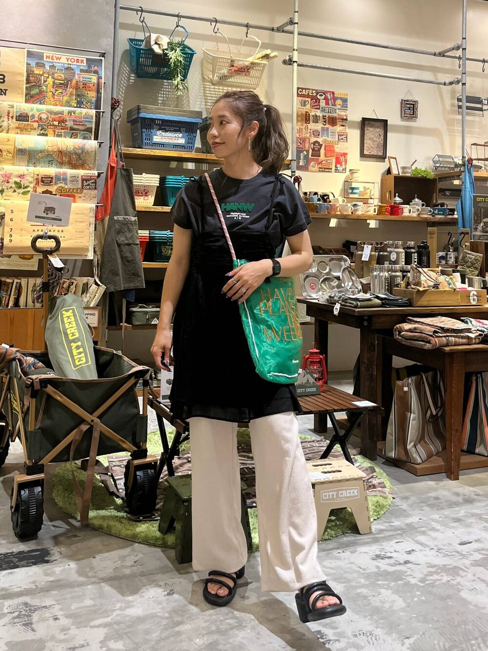 ブラック系のサンダル、ホワイト系のその他パンツ、ブラック系のキャミソールを着用したレディースの夏コーディネートの3枚目の写真