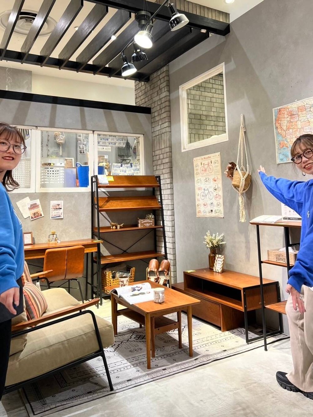 その他のクッション/クッションカバー、グレー系のラグ/マットを着用したレディースの冬コーディネートの3枚目の写真