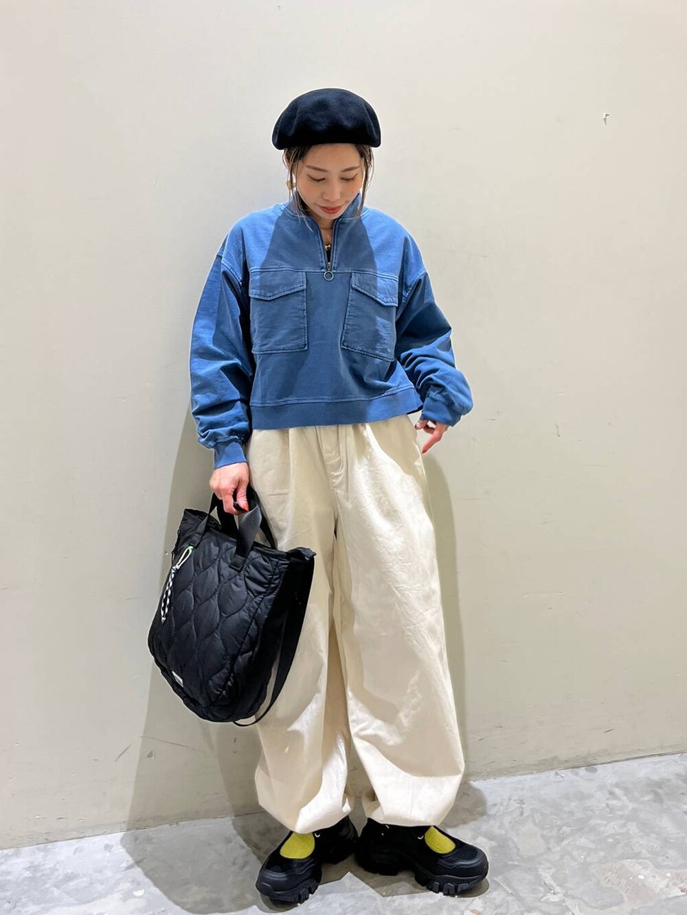 ベージュ系のその他パンツ、ブルー系のスウェット、グレー系のトートバッグを着用したレディースの冬コーディネートの4枚目の写真