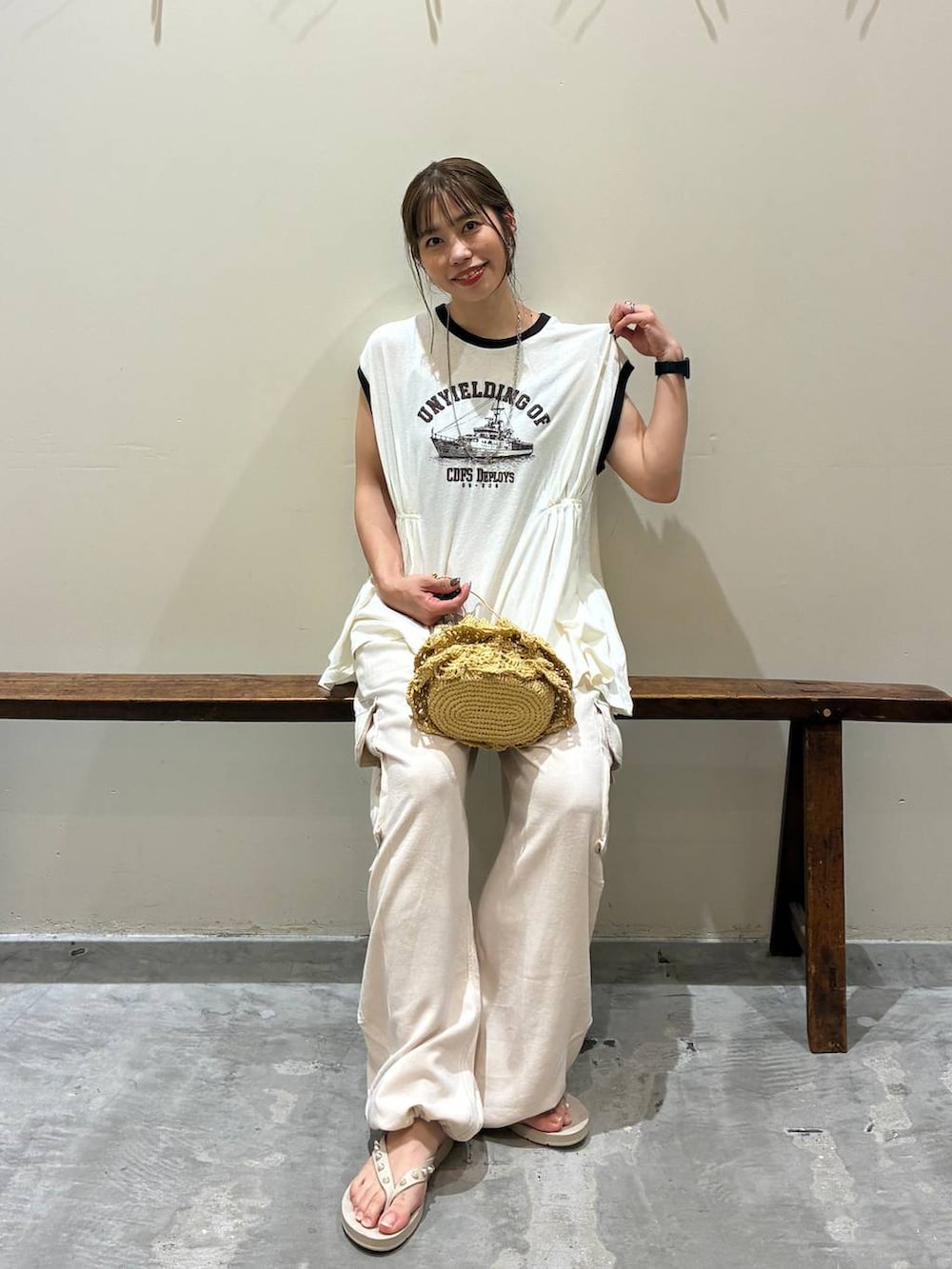 ベージュ系のカーゴパンツ、ベージュ系のショルダーバッグ、ベージュ系のサンダルを着用したレディースの夏コーディネートの5枚目の写真