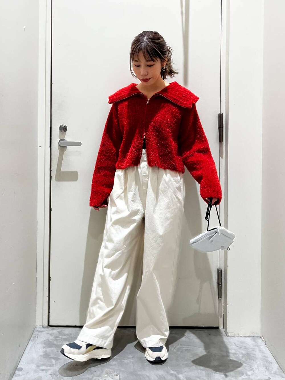 ベージュ系のその他パンツ、グレー系のショルダーバッグ、レッド系のカーディガン/ボレロを着用したレディースの冬コーディネートの6枚目の写真