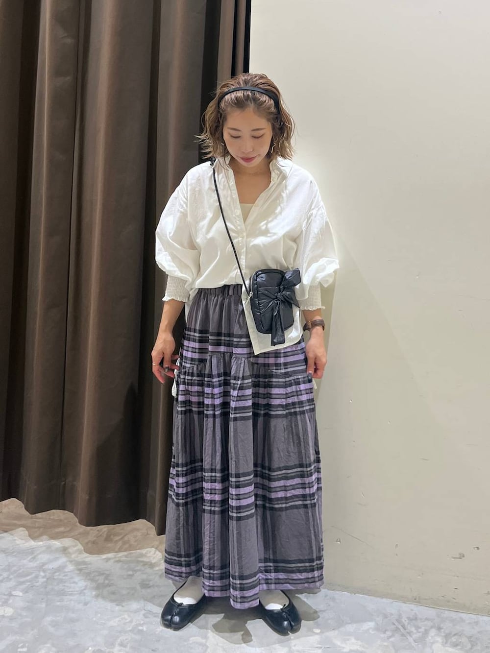 グレー系のその他パンツ、ホワイト系のシャツ/ブラウス、ブラック系のショルダーバッグを着用したレディースの秋コーディネートの3枚目の写真