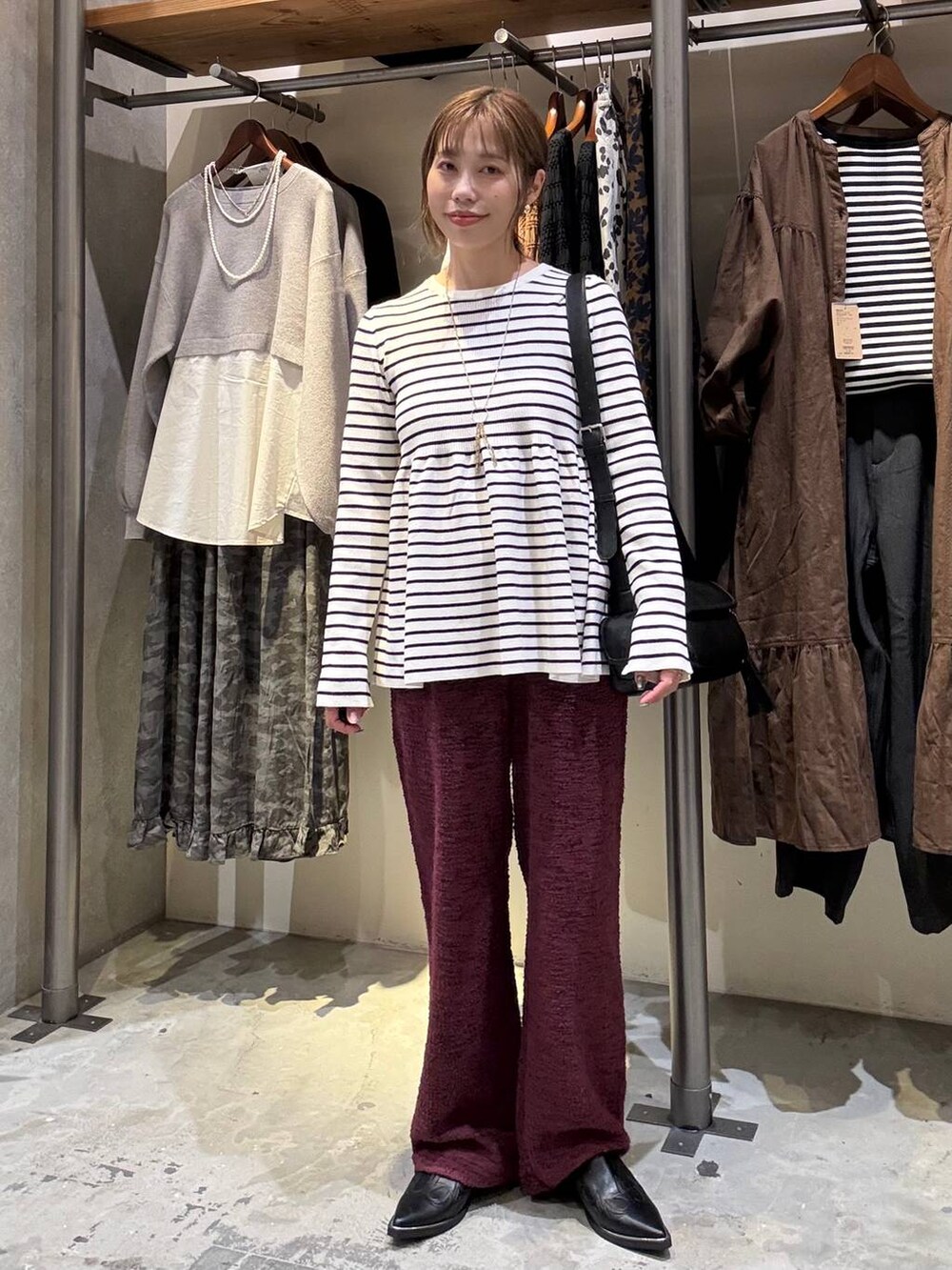 ベージュ系のニット/セーター、ブラック系のその他シューズ、レッド系のその他パンツを着用したレディースの秋コーディネートの6枚目の写真