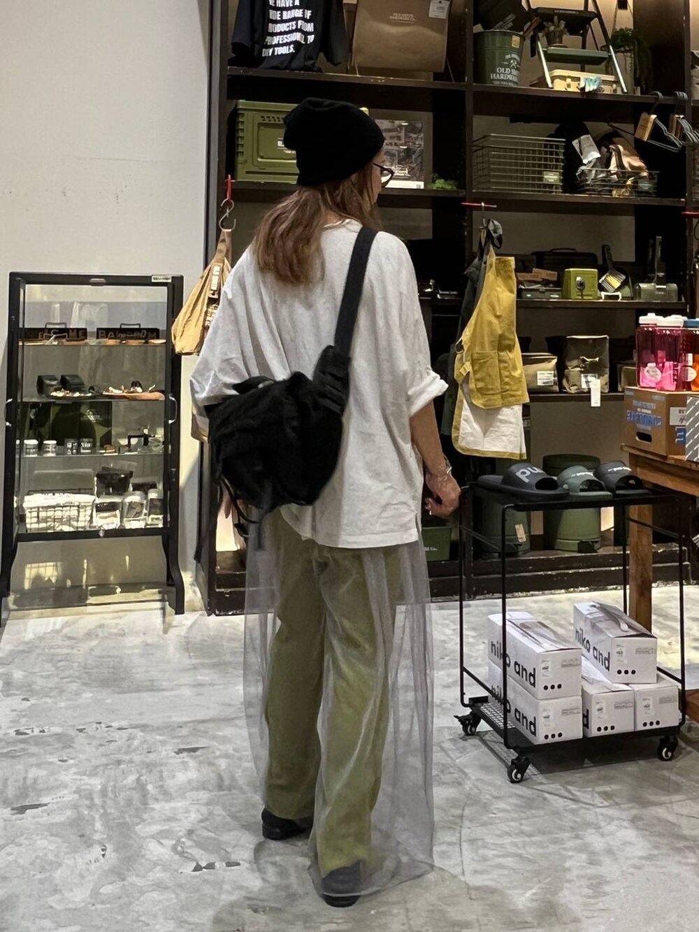 ベージュ系のTシャツ/カットソー、グレー系のその他パンツ、グリーン系のその他パンツを着用したレディースの夏コーディネートの4枚目の写真