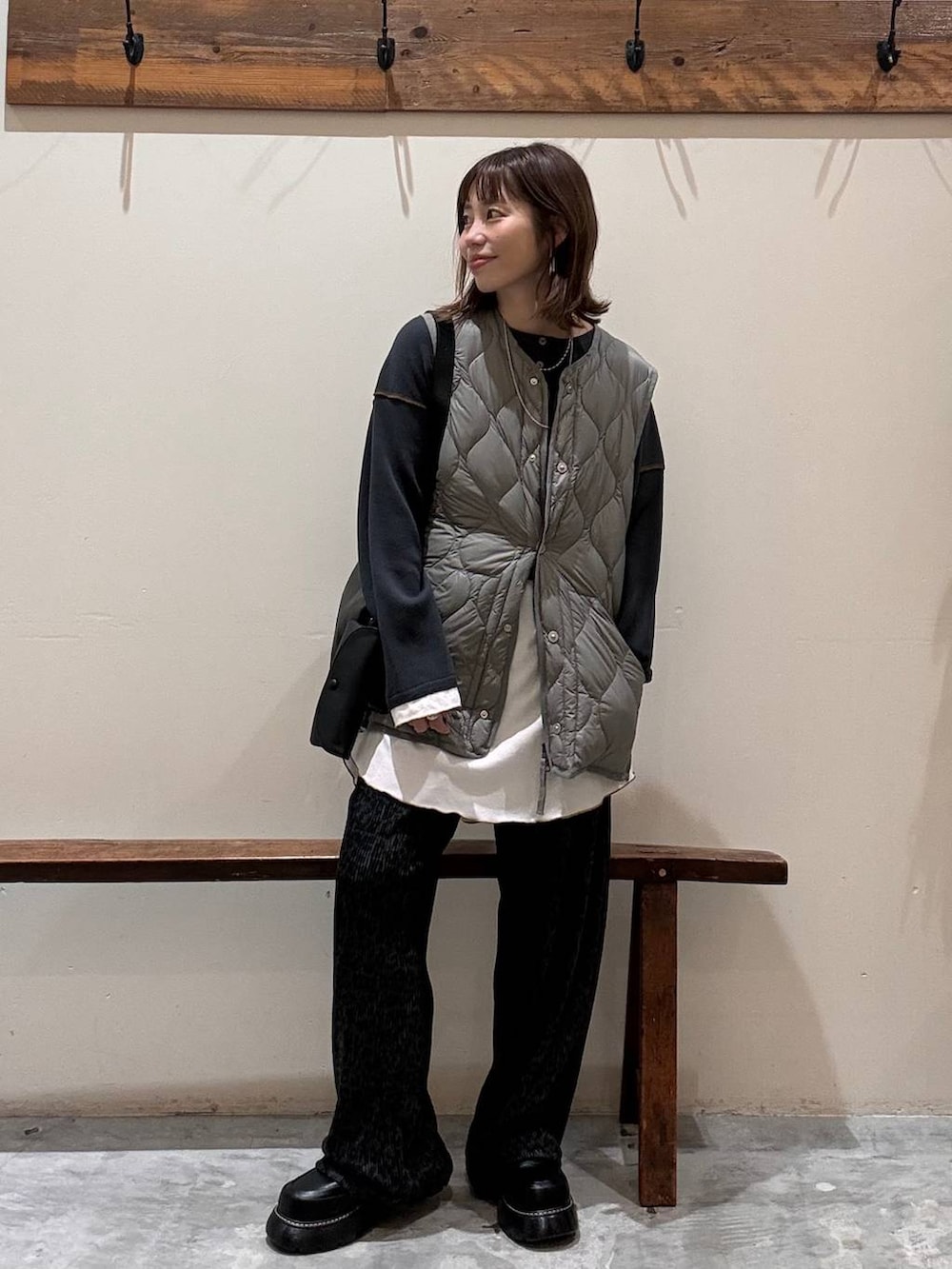 その他のその他パンツ、グレー系のワンピース、ブラック系のドレスシューズを着用したレディースの秋コーディネートの6枚目の写真