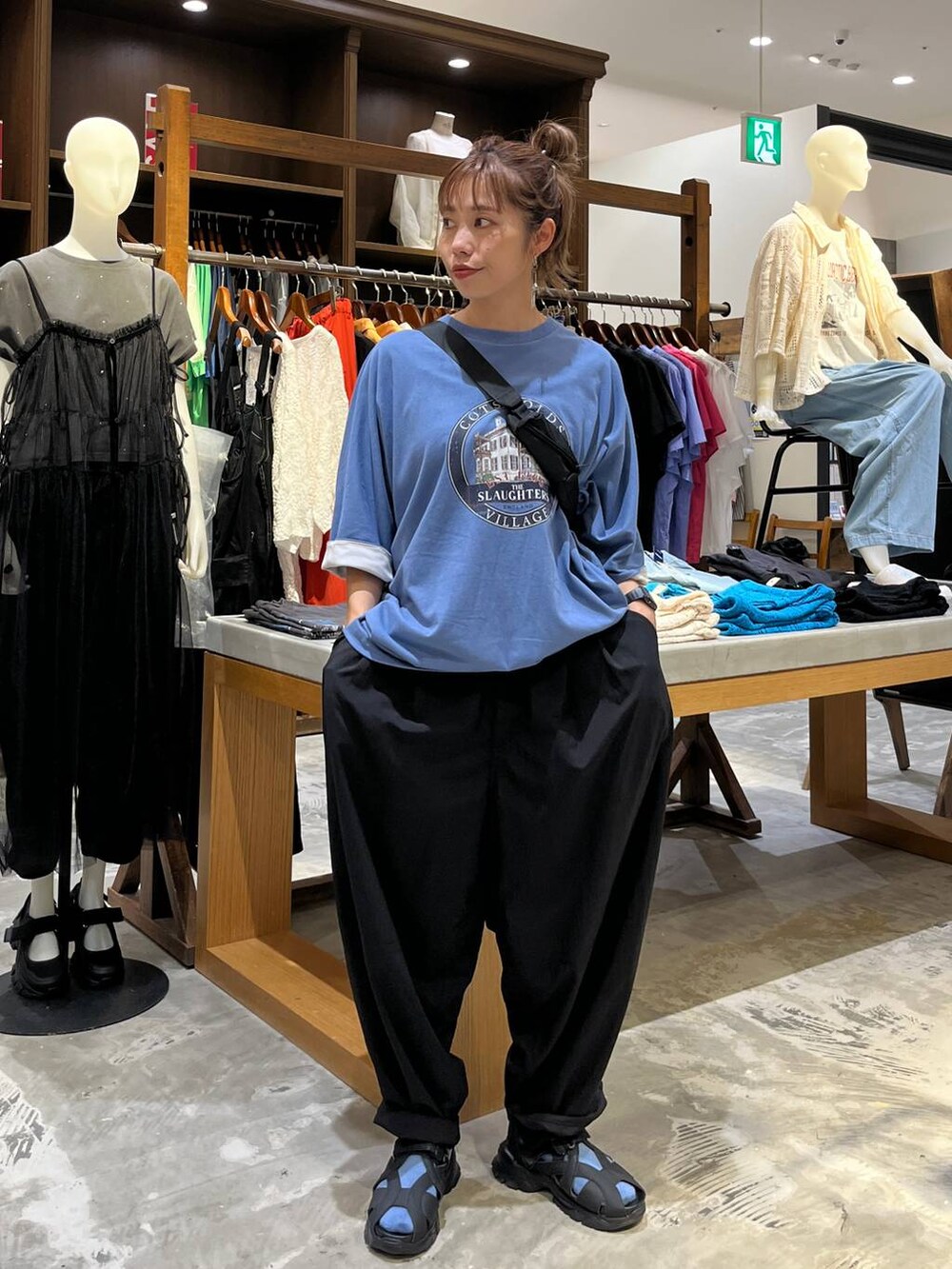 ブルー系のTシャツ/カットソー、ブラック系のその他パンツ、ブラック系のサンダルを着用したレディースの夏コーディネートの6枚目の写真