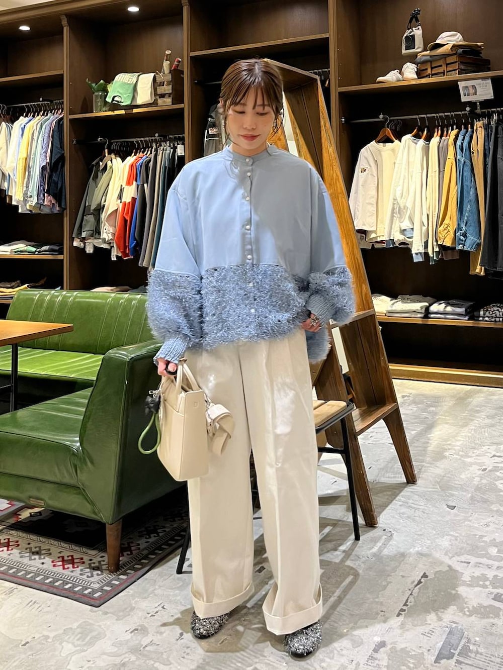 ベージュ系のチノパンツ、グレー系のパンプス、ブルー系のシャツ/ブラウスを着用したレディースの冬コーディネートの8枚目の写真