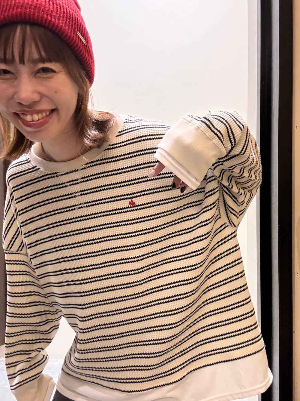 ベージュ系のTシャツ/カットソー、グレー系のデニムパンツ、ベージュ系のその他シューズを着用したレディースの秋コーディネートの10枚目の写真
