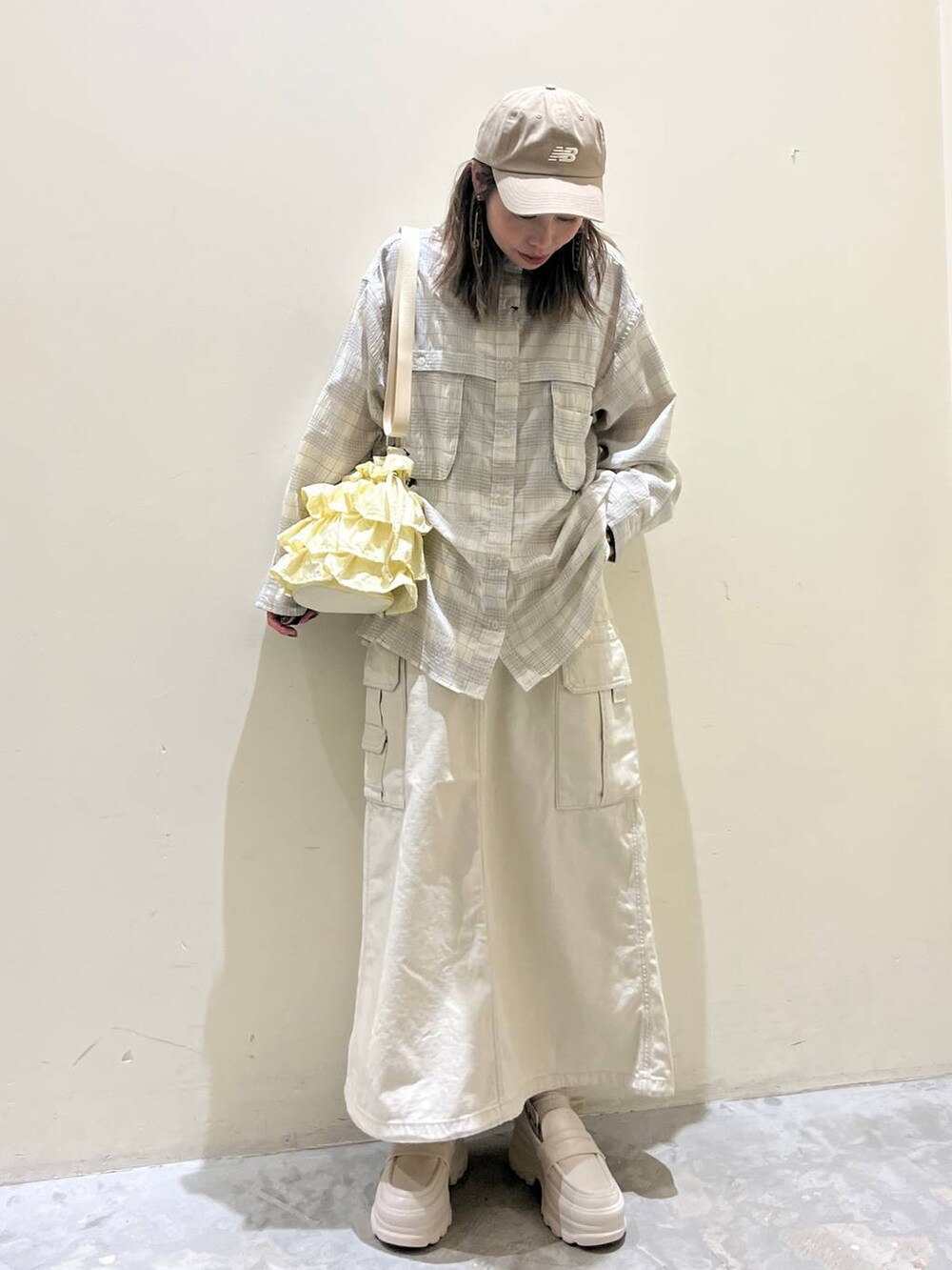 ベージュ系のローファー、ベージュ系のショルダーバッグ、ベージュ系のシャツ/ブラウスを着用したレディースの春コーディネートの4枚目の写真