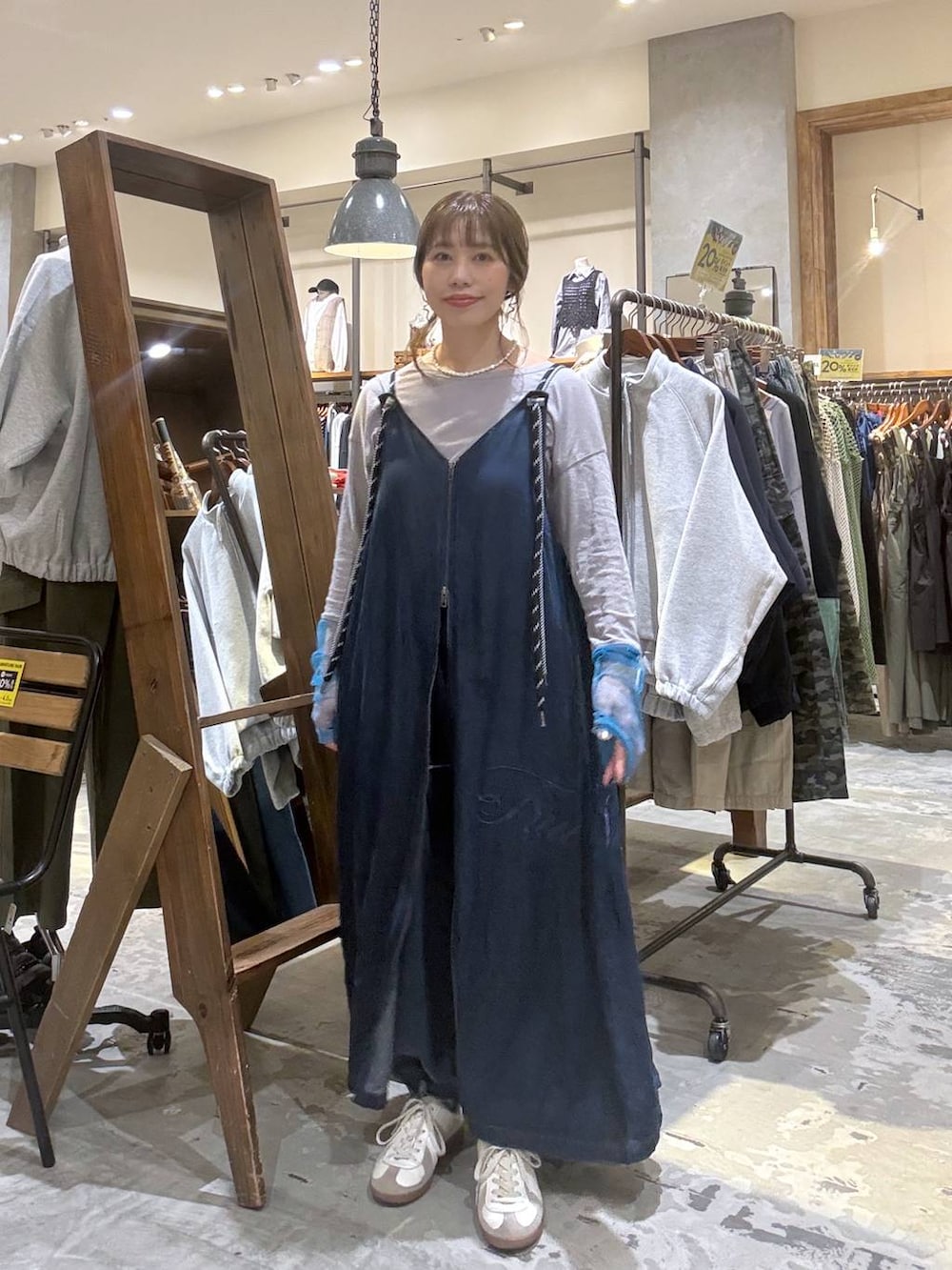 グレー系のTシャツ/カットソーを着用したレディースの春コーディネートの3枚目の写真