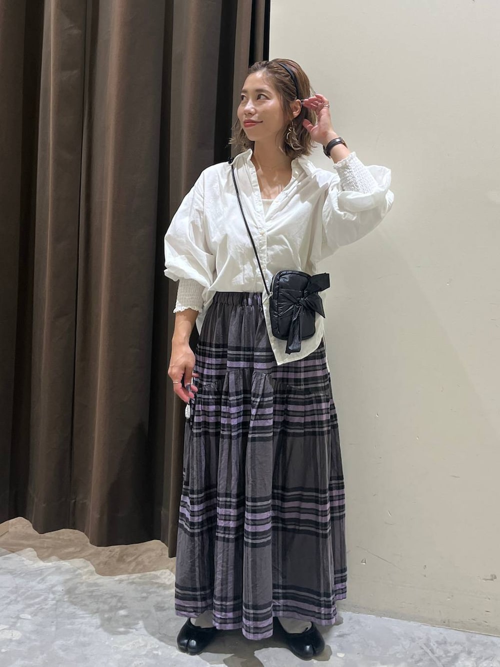 グレー系のその他パンツ、ホワイト系のシャツ/ブラウス、ブラック系のショルダーバッグを着用したレディースの秋コーディネートの6枚目の写真