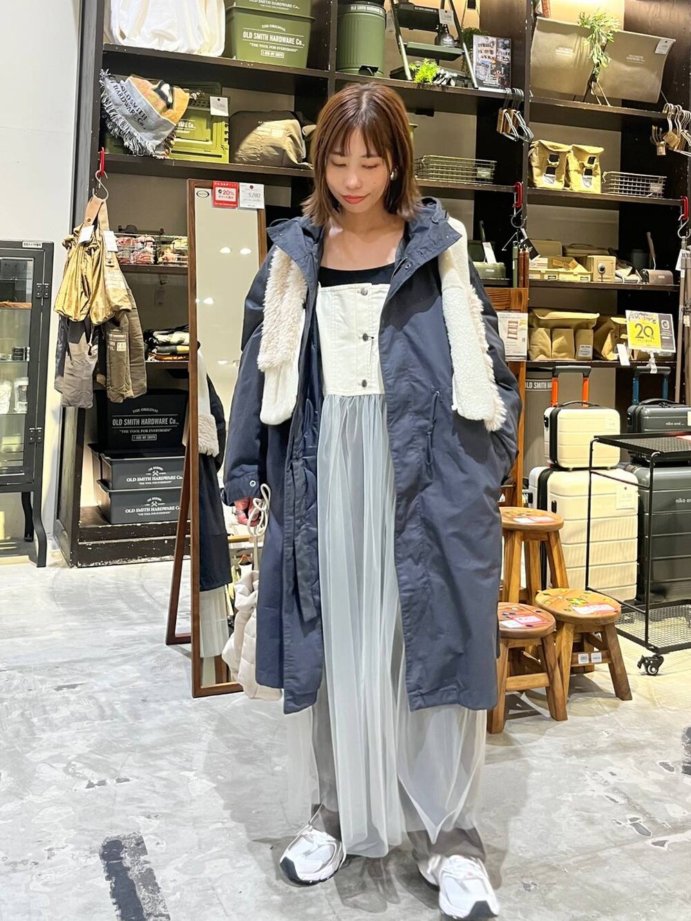 ホワイト系のスニーカー、ブラウン系のその他パンツ、ベージュ系のベストを着用したレディースの秋コーディネートの4枚目の写真