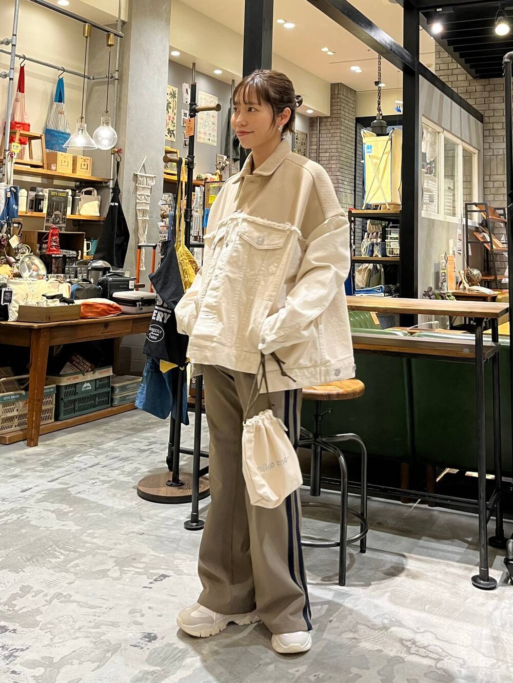 ベージュ系のデニムジャケット、ベージュ系のスニーカー、イエロー系のその他パンツを着用したレディースの冬コーディネートの8枚目の写真