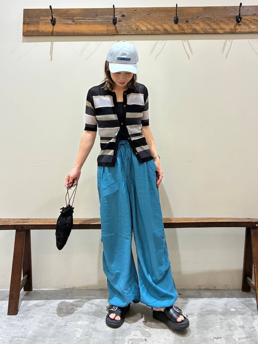ブルー系のその他パンツ、ブラック系のショルダーバッグ、ブラック系のサンダルを着用したレディースの春コーディネートの6枚目の写真