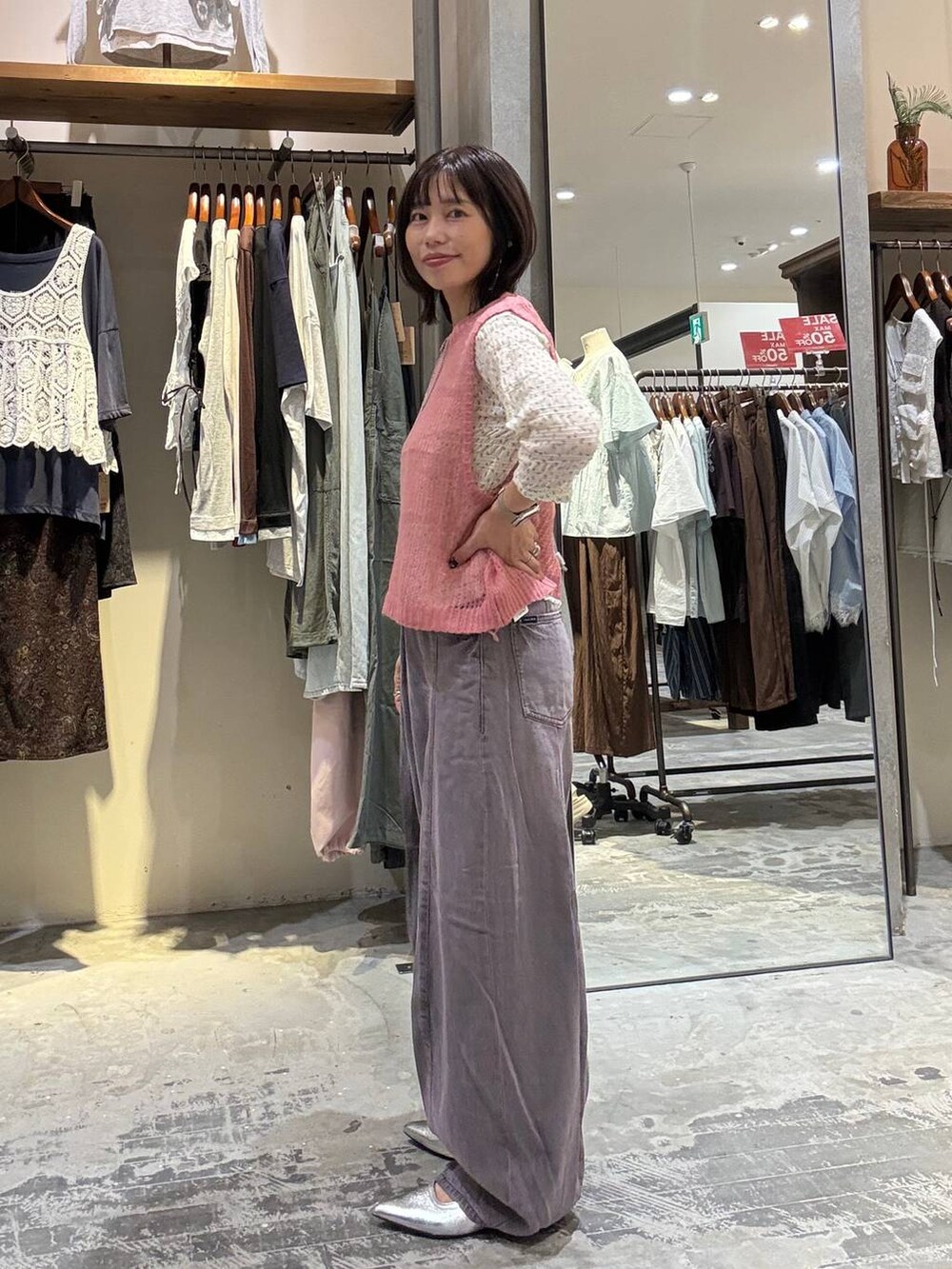 ピンク系のベスト、ベージュ系のTシャツ/カットソー、パープル系のデニムパンツを着用したレディースの夏コーディネートの4枚目の写真