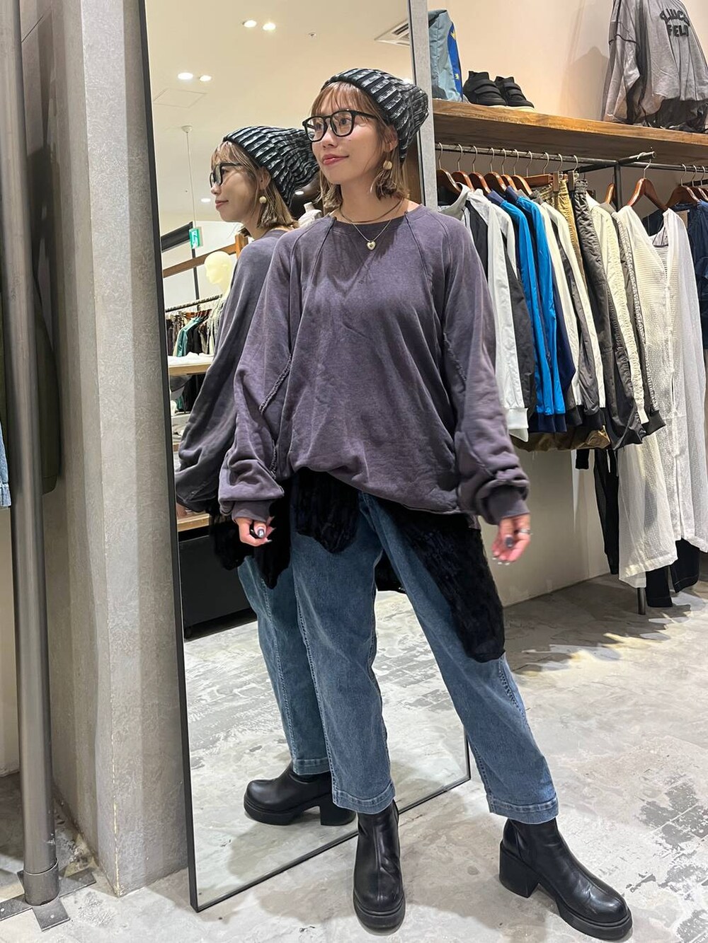 パープル系のTシャツ/カットソー、ブラック系のTシャツ/カットソー、ブラック系のブーツを着用したレディースの秋コーディネートの3枚目の写真