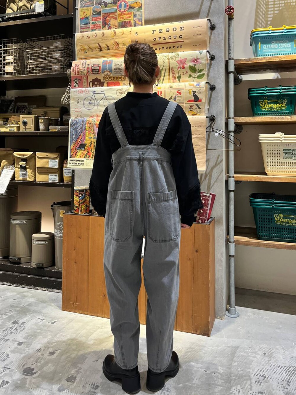 ブラック系のシャツ/ブラウス、その他のその他パンツ、ブラック系のブーツを着用したレディースの冬コーディネートの5枚目の写真