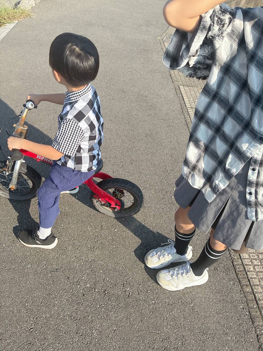 グレー系のデニムパンツ、ホワイト系のシャツ/ブラウス、ブラック系のキャミソールを着用したレディースの秋コーディネートの4枚目の写真