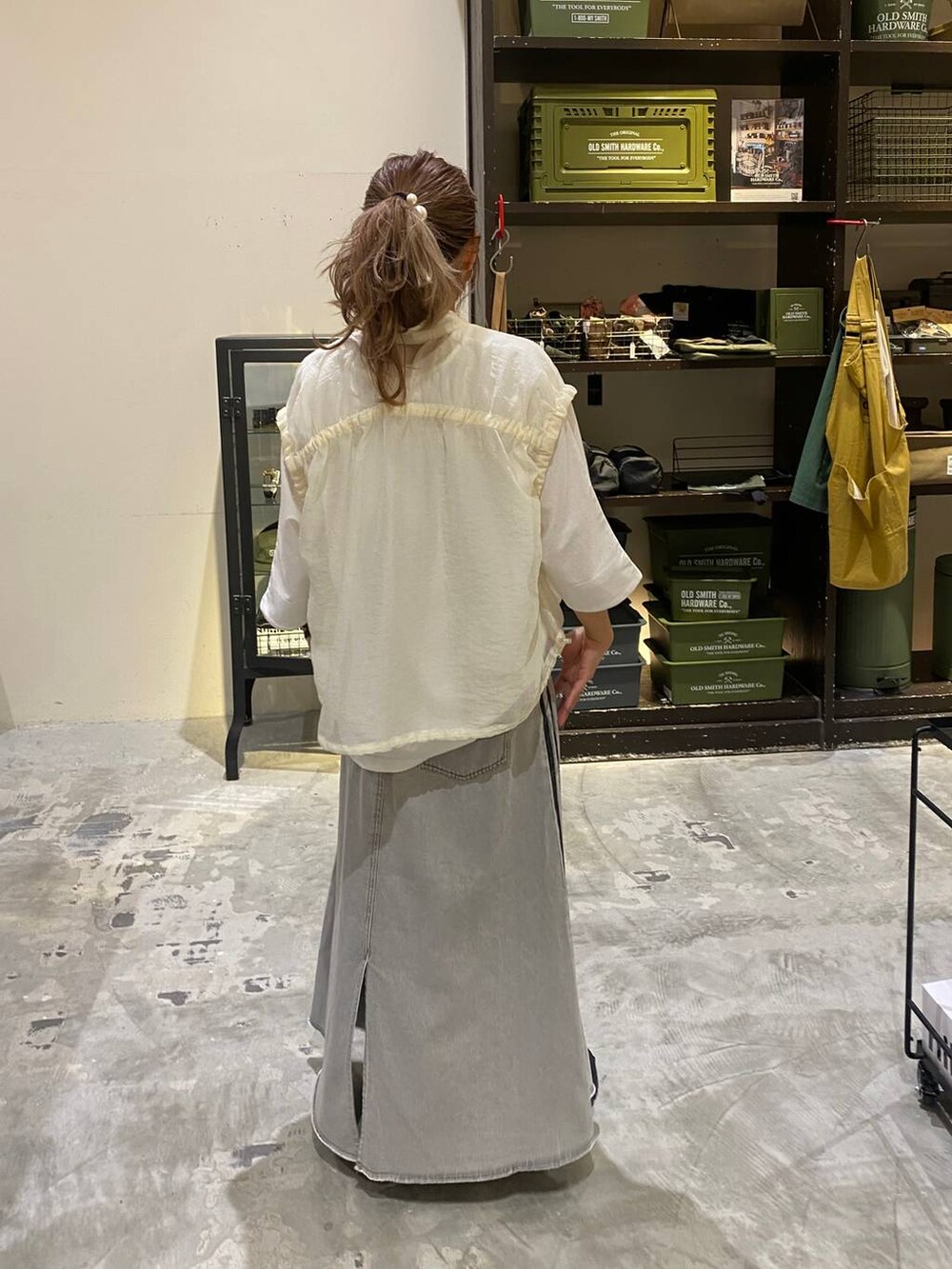 その他のタンクトップ、ホワイト系のTシャツ/カットソー、ホワイト系のその他パンツを着用したレディースの夏コーディネートの9枚目の写真