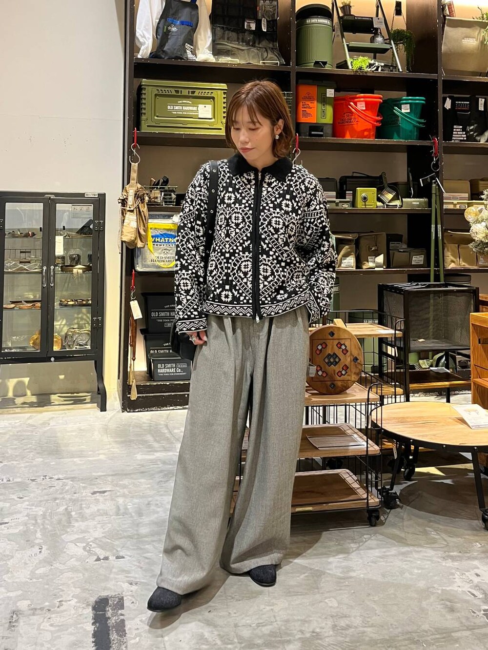 グレー系のその他パンツ、ベージュ系のTシャツ/カットソー、ブラック系のブーツを着用したレディースの冬コーディネートの3枚目の写真