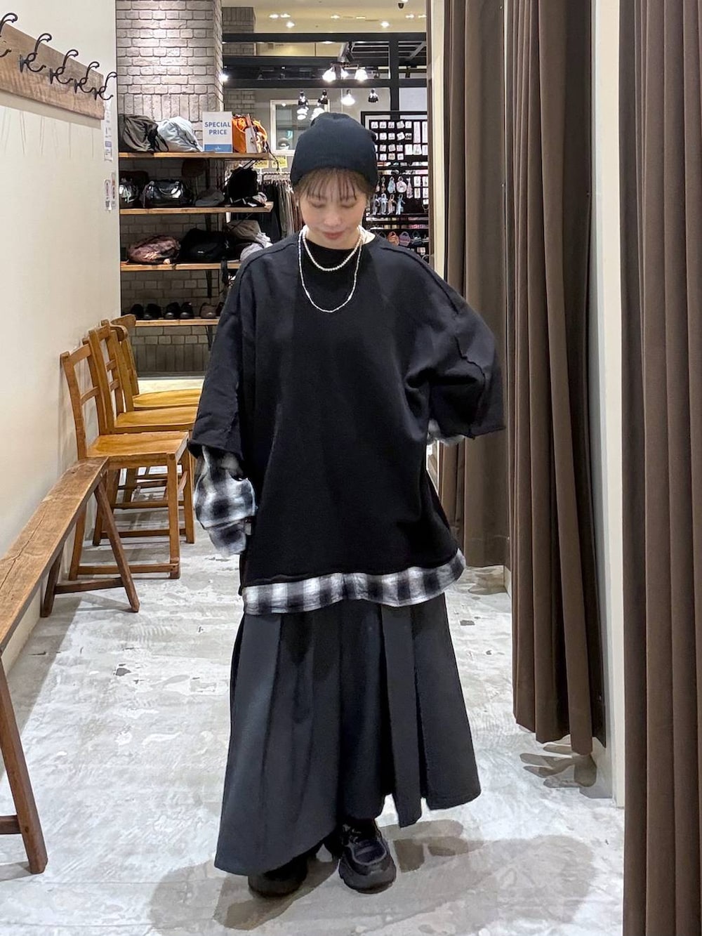 ブラック系のその他パンツ、ブラック系のTシャツ/カットソーを着用したレディースの春コーディネートの9枚目の写真