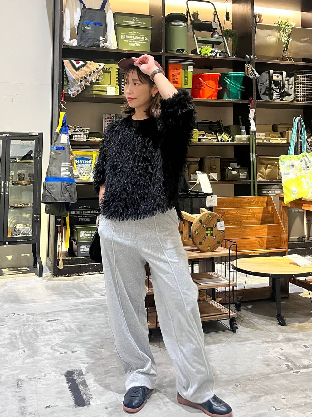 「ベーシック/シンプル、低身長、ゆったり、休日コーデ、ママコーデ、楽ちんコーデ、ラフ、着痩せ・細見え、大人カジュアル、キャップ、ニット、ナチュラル、カジュアル、オーバーサイズ、niko and ...」｜「niko and...のラビットタッチベロアパンツ（その他パンツ、グレー系）」を使った、RENAさん（レディース・153cm）の秋コーディネートの5枚目の写真