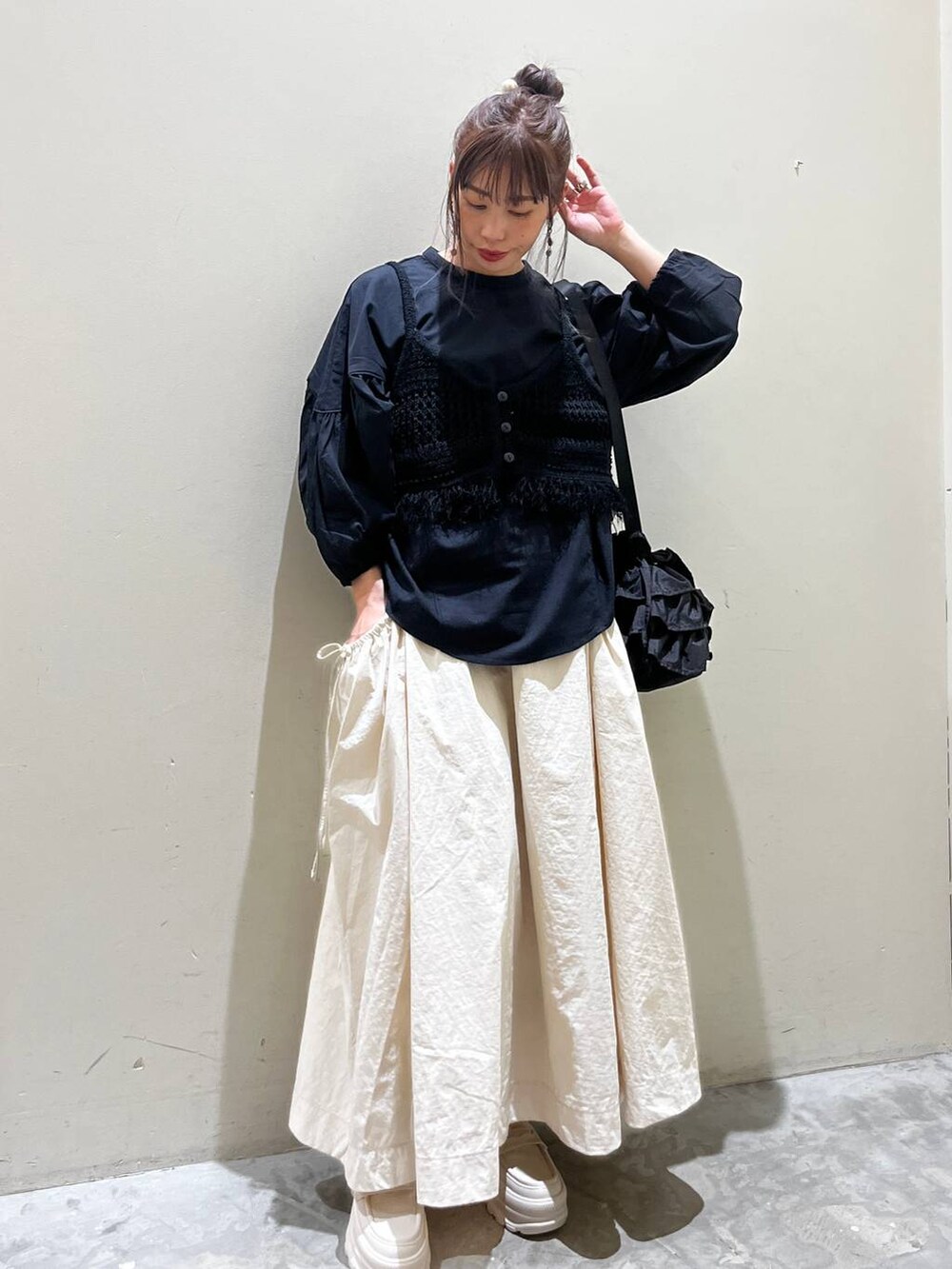 ベージュ系のローファー、ブラック系のその他トップス、ブラック系のショルダーバッグを着用したレディースの春コーディネートの6枚目の写真