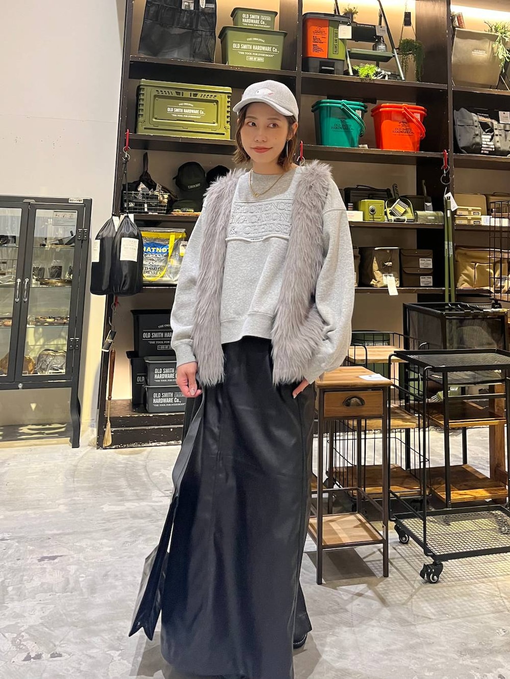 ブラック系のスカート、グレー系のその他トップス、ブラック系のトートバッグを着用したレディースの冬コーディネートの4枚目の写真