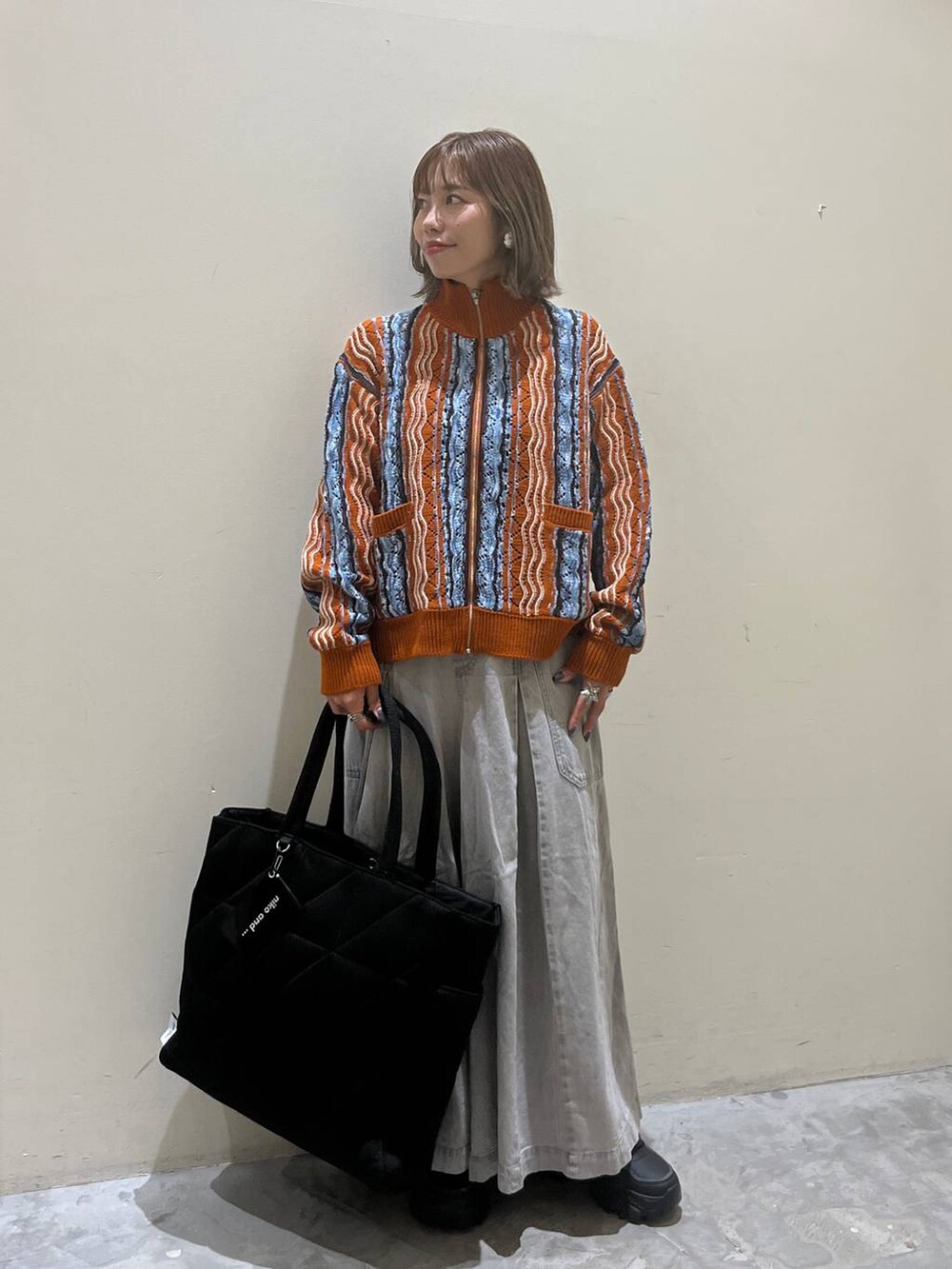 グレー系のその他パンツ、ブラック系のトートバッグを着用したレディースの夏コーディネートの7枚目の写真