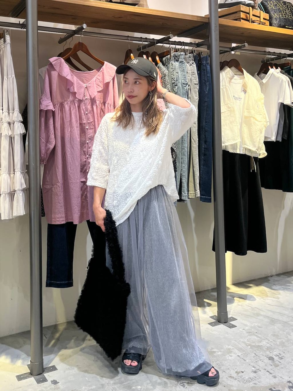 グレー系のその他パンツ、ブラック系のトートバッグ、グレー系のその他パンツを着用したレディースの夏コーディネートの4枚目の写真