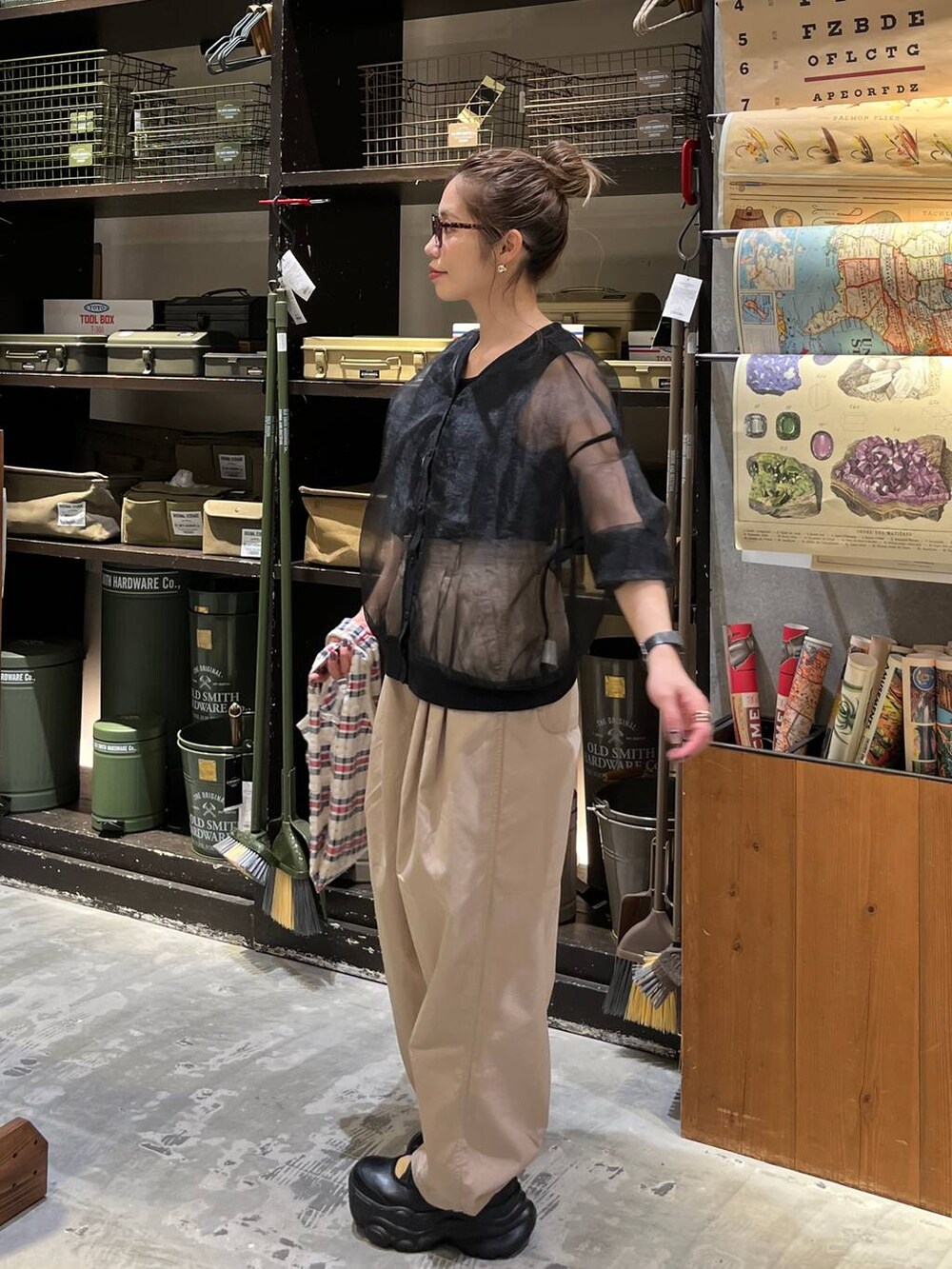 ブラック系のスニーカー、その他のトートバッグ、ブラック系のタンクトップを着用したレディースの春コーディネートの5枚目の写真