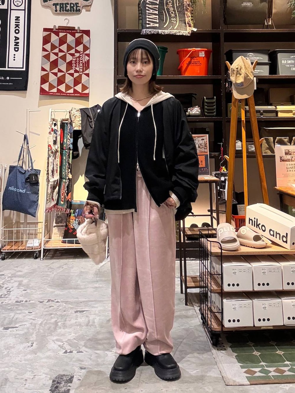 ベージュ系のショルダーバッグ、ブラック系のカーディガン/ボレロ、ピンク系のその他パンツを着用したレディースの秋コーディネートの5枚目の写真