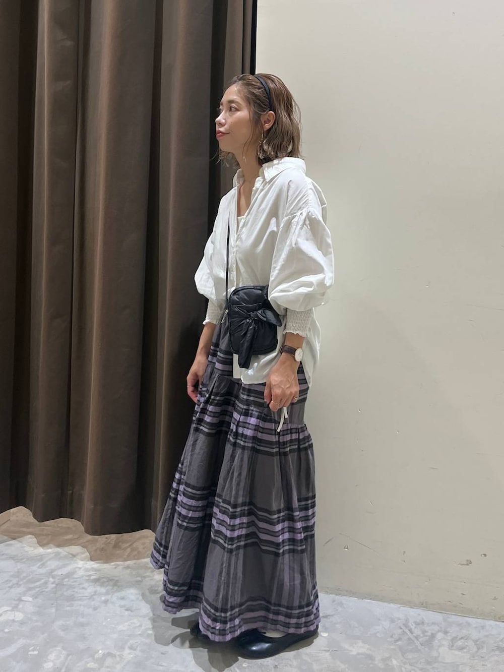 グレー系のその他パンツ、ホワイト系のシャツ/ブラウス、ブラック系のショルダーバッグを着用したレディースの秋コーディネートの2枚目の写真