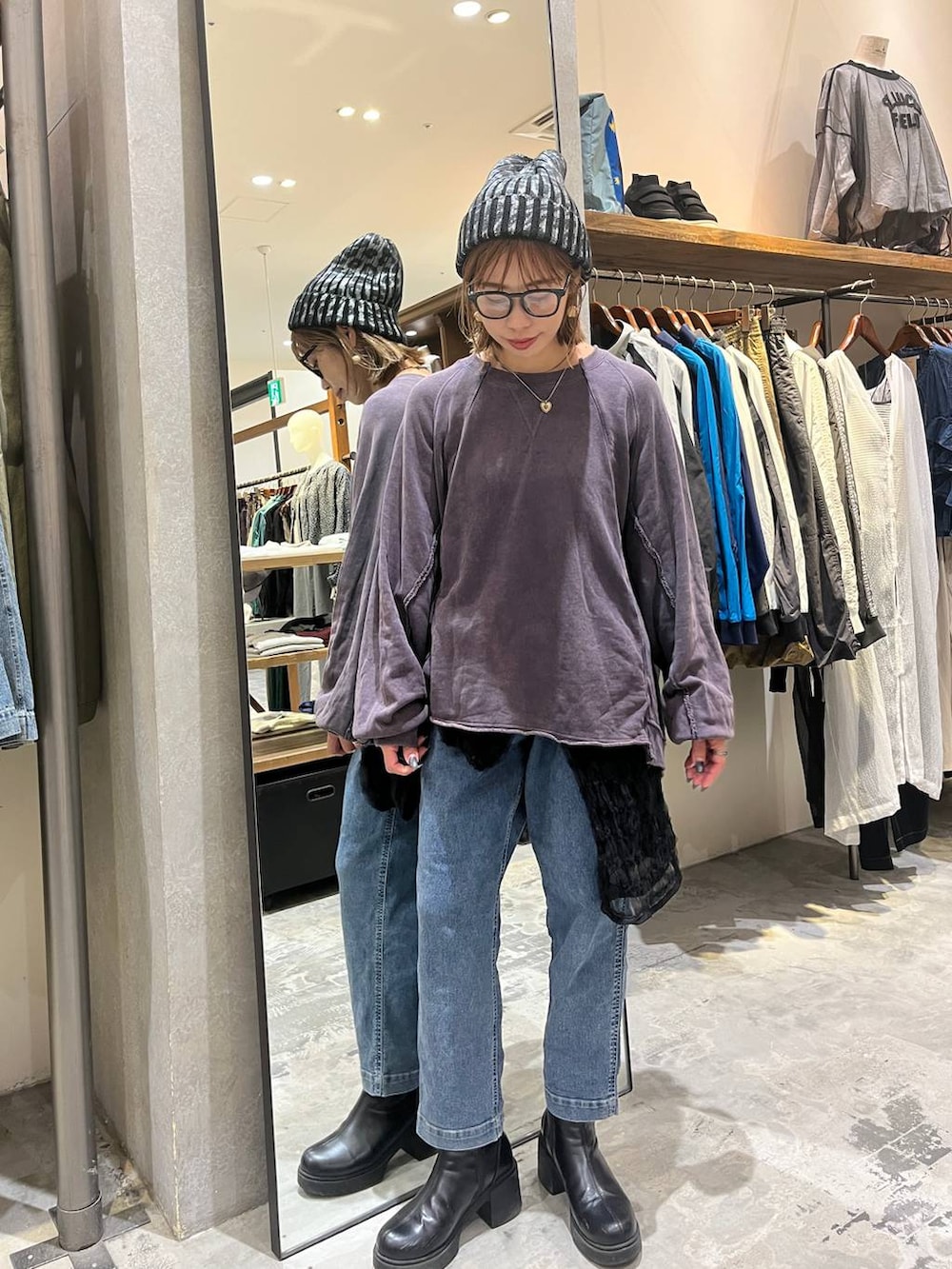 パープル系のTシャツ/カットソー、ブラック系のTシャツ/カットソー、ブラック系のブーツを着用したレディースの秋コーディネートの4枚目の写真
