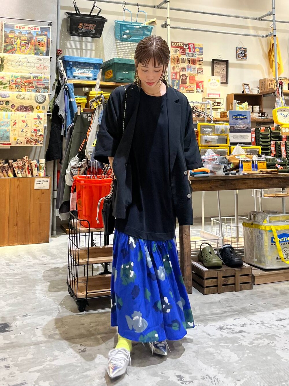 ブラック系のショルダーバッグ、グレー系のサンダル、ブラック系のワンピースを着用したレディースの春コーディネートの7枚目の写真