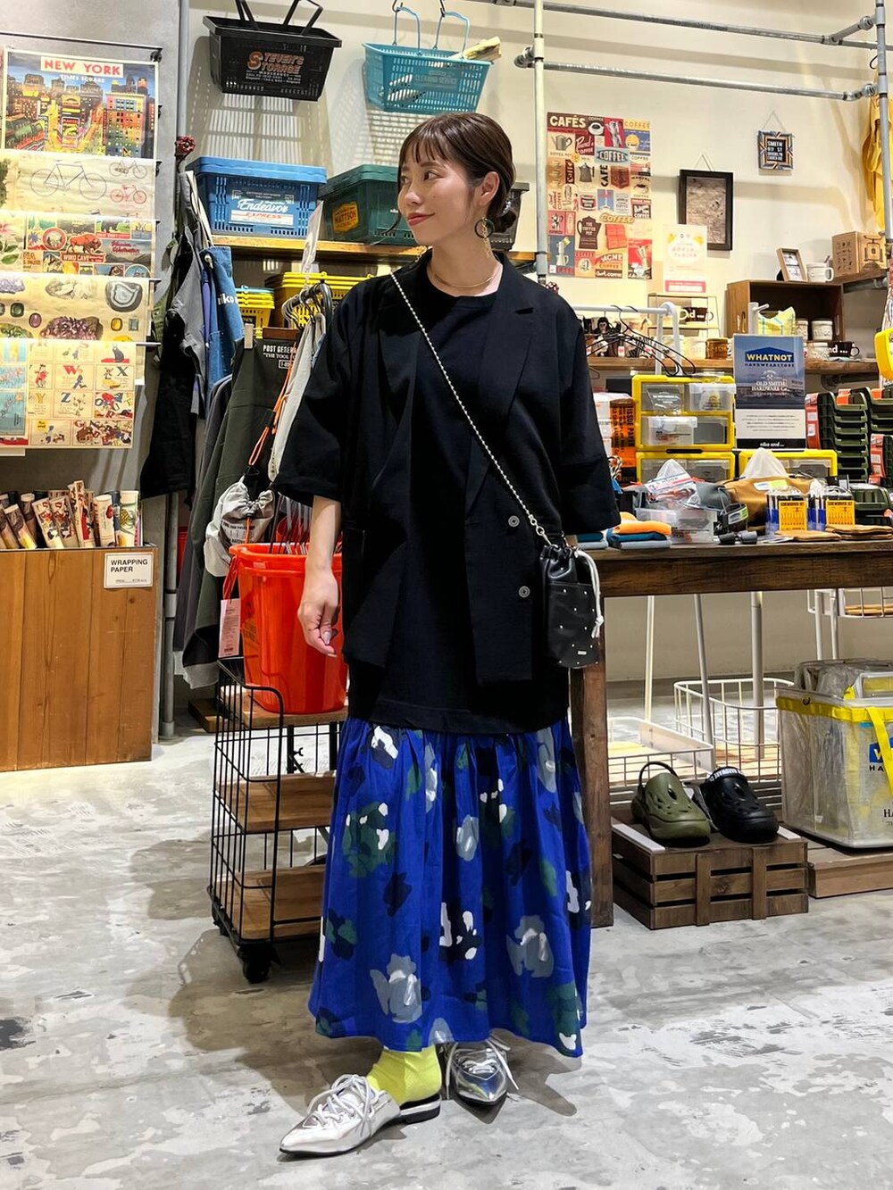 ブラック系のショルダーバッグ、グレー系のサンダル、ブラック系のワンピースを着用したレディースの春コーディネートの2枚目の写真