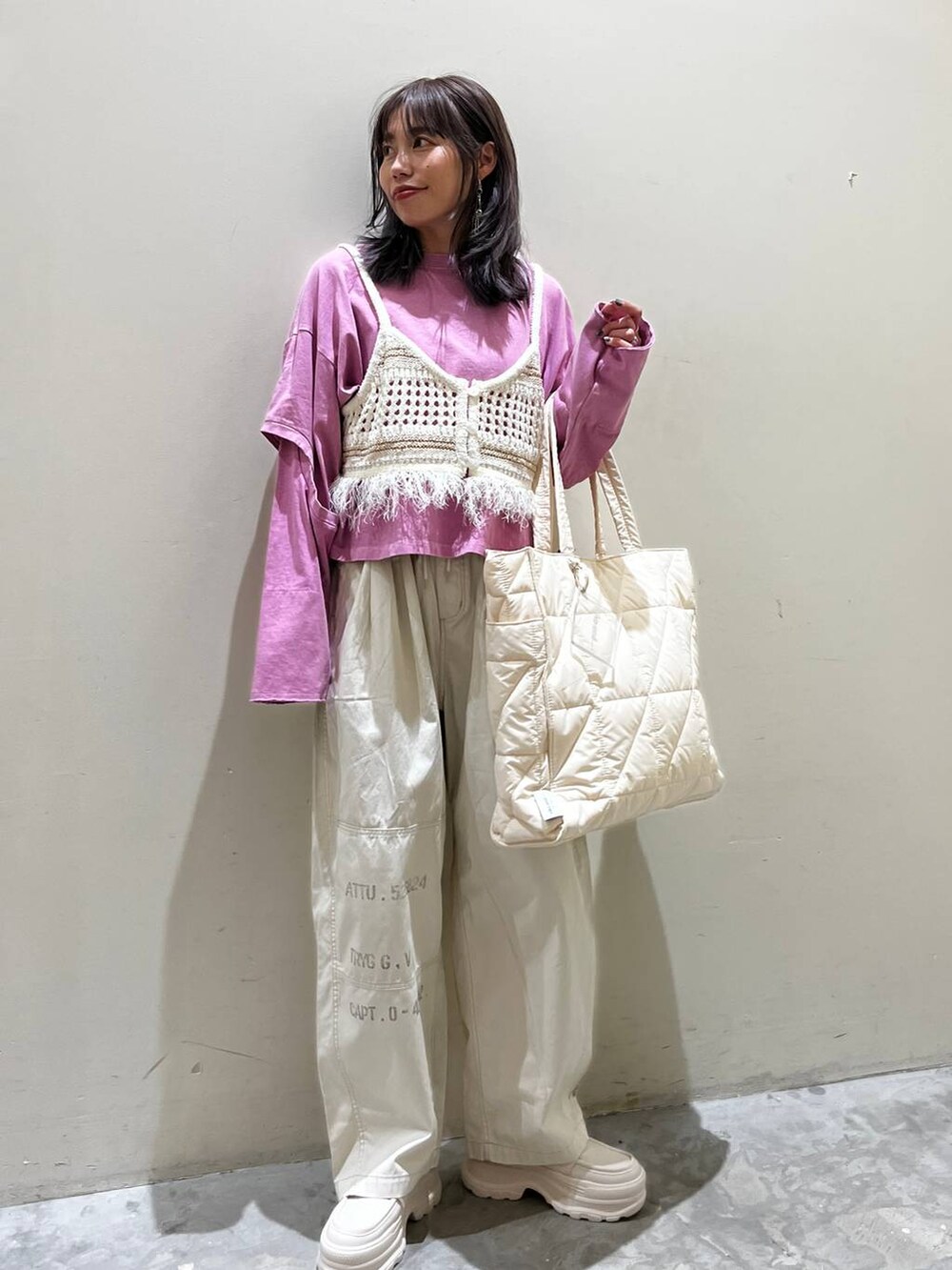 ベージュ系のローファー、ピンク系のTシャツ/カットソー、ベージュ系のその他トップスを着用したレディースの春コーディネートの9枚目の写真