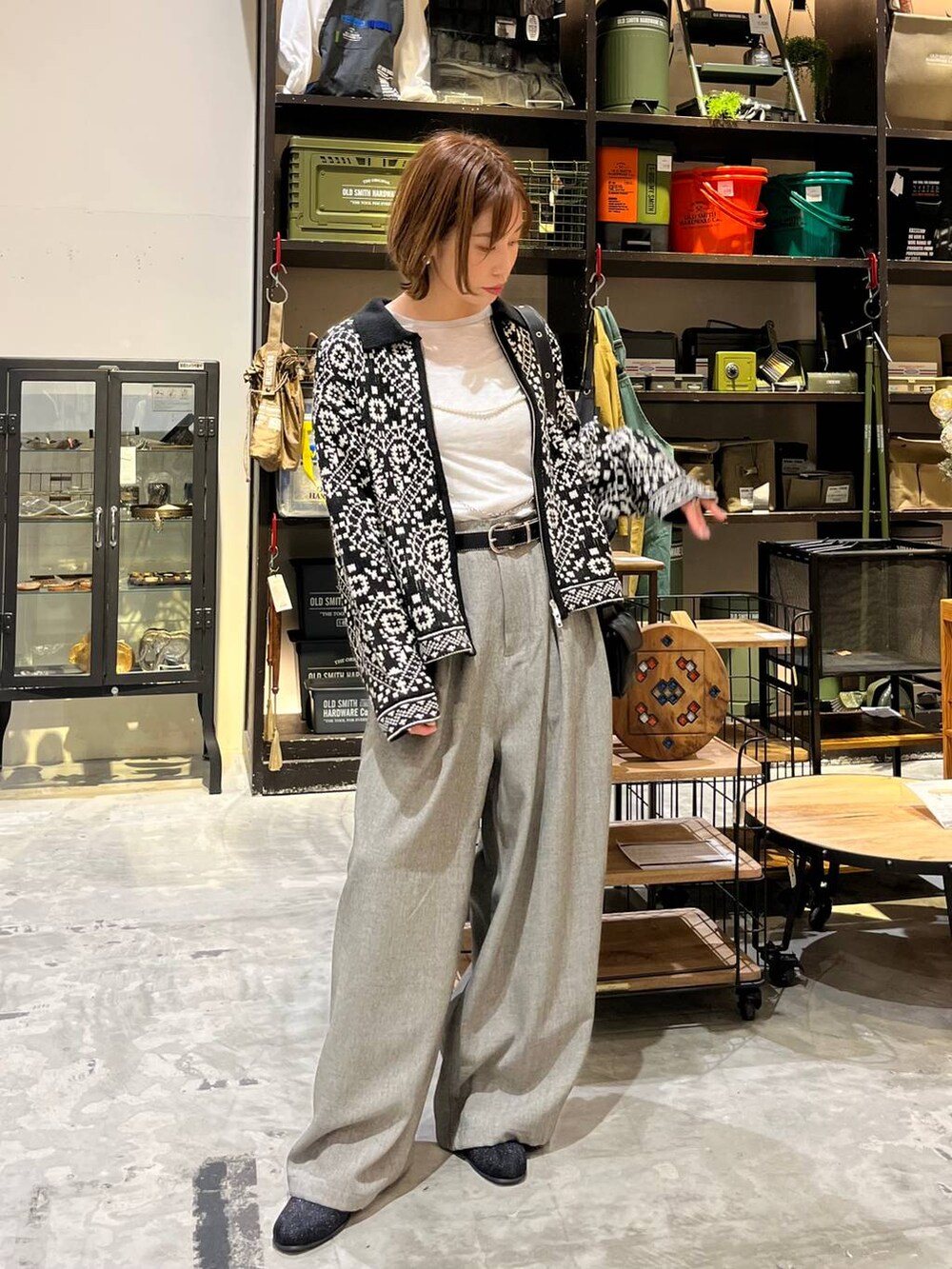 グレー系のその他パンツ、ベージュ系のTシャツ/カットソー、ブラック系のブーツを着用したレディースの冬コーディネートの7枚目の写真