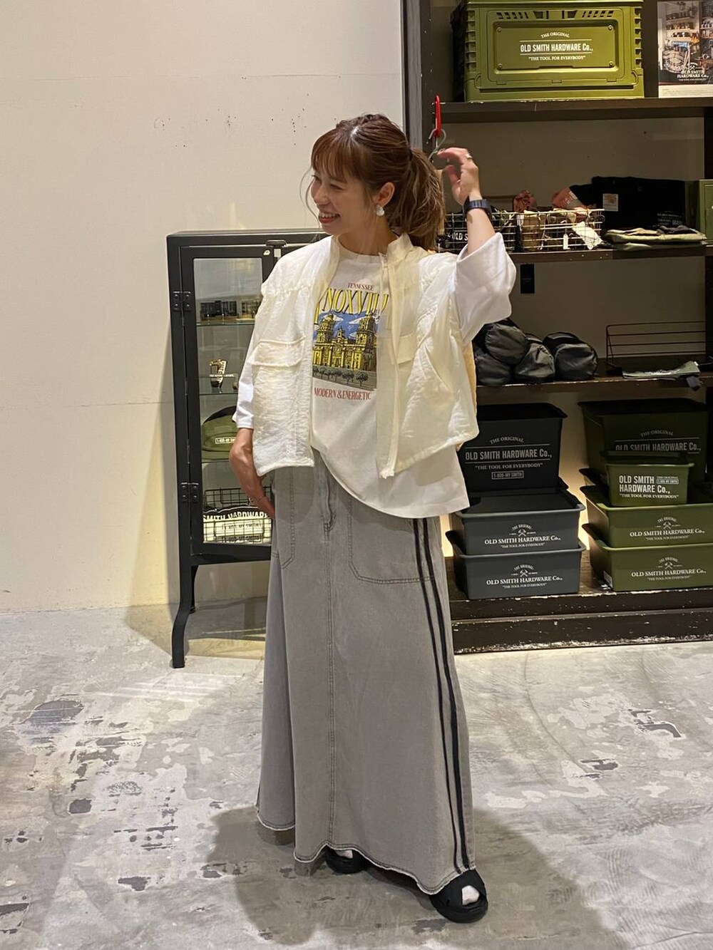 その他のタンクトップ、ホワイト系のTシャツ/カットソー、ホワイト系のその他パンツを着用したレディースの夏コーディネートの7枚目の写真