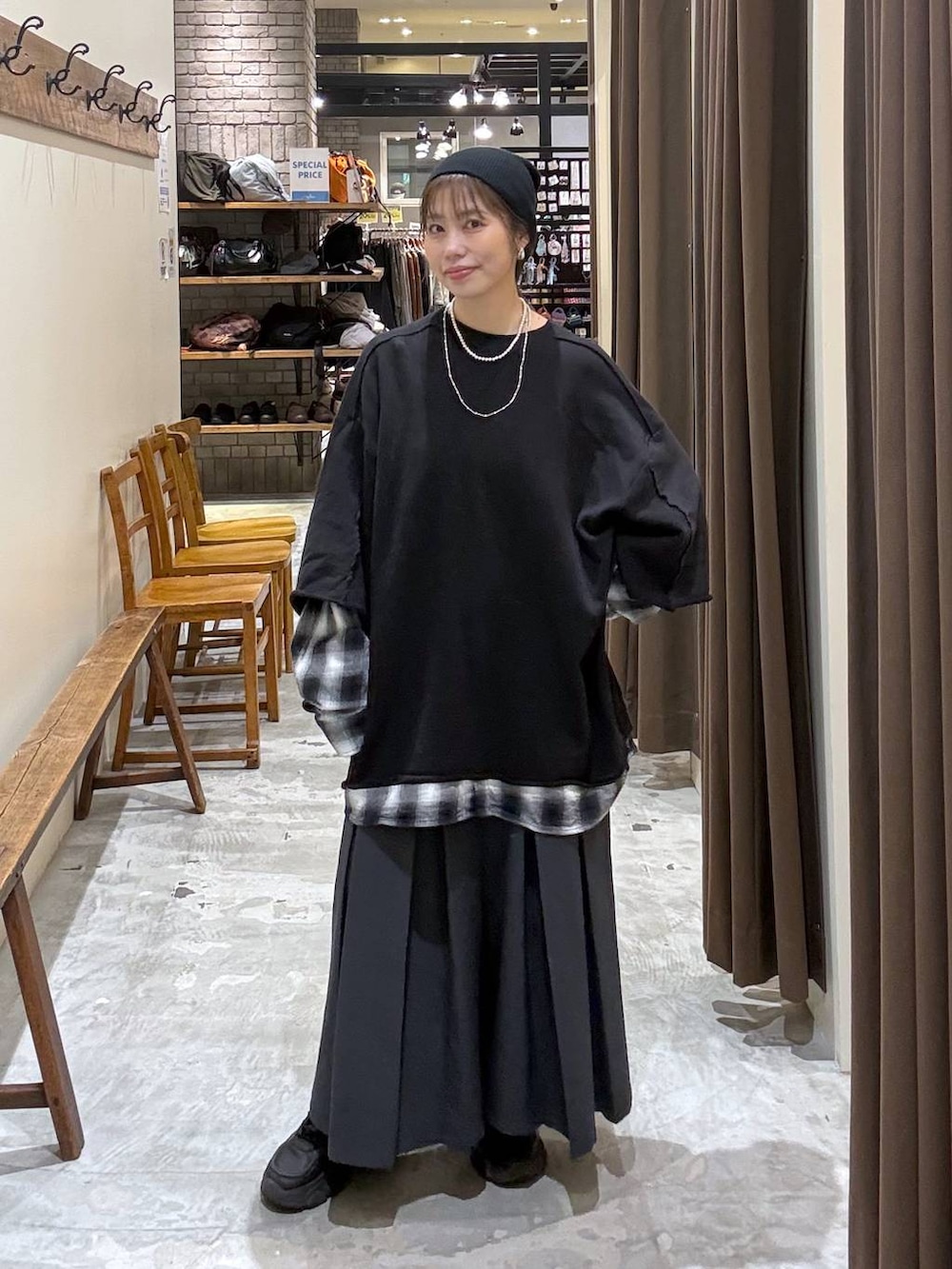 ブラック系のその他パンツ、ブラック系のTシャツ/カットソーを着用したレディースの春コーディネートの2枚目の写真