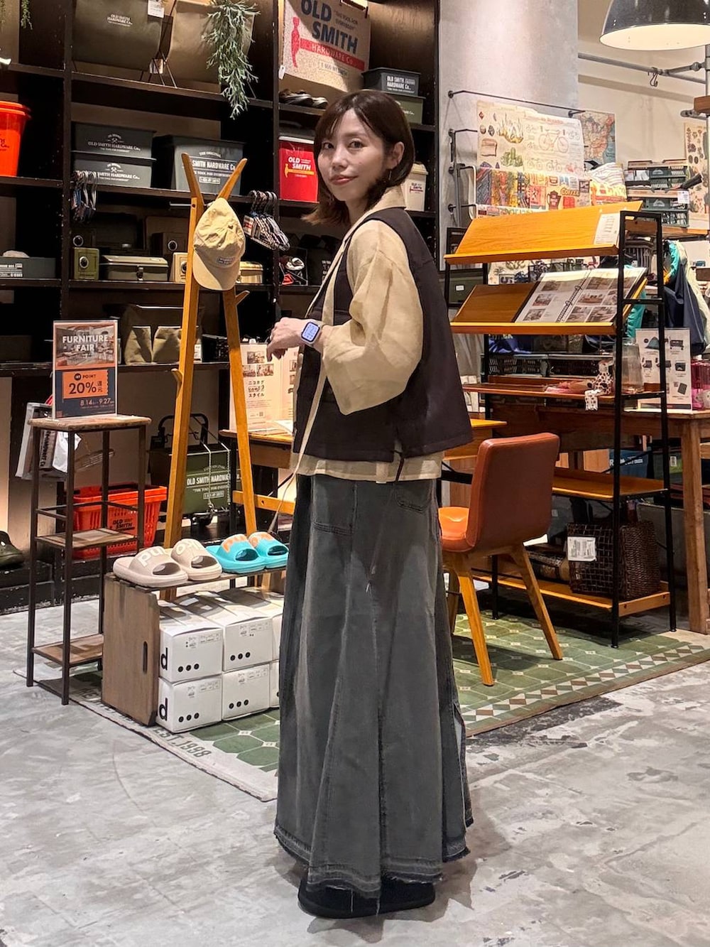 ホワイト系のTシャツ/カットソー、ブラック系のモカシン/デッキシューズ、ベージュ系のショルダーバッグを着用したレディースの秋コーディネートの6枚目の写真