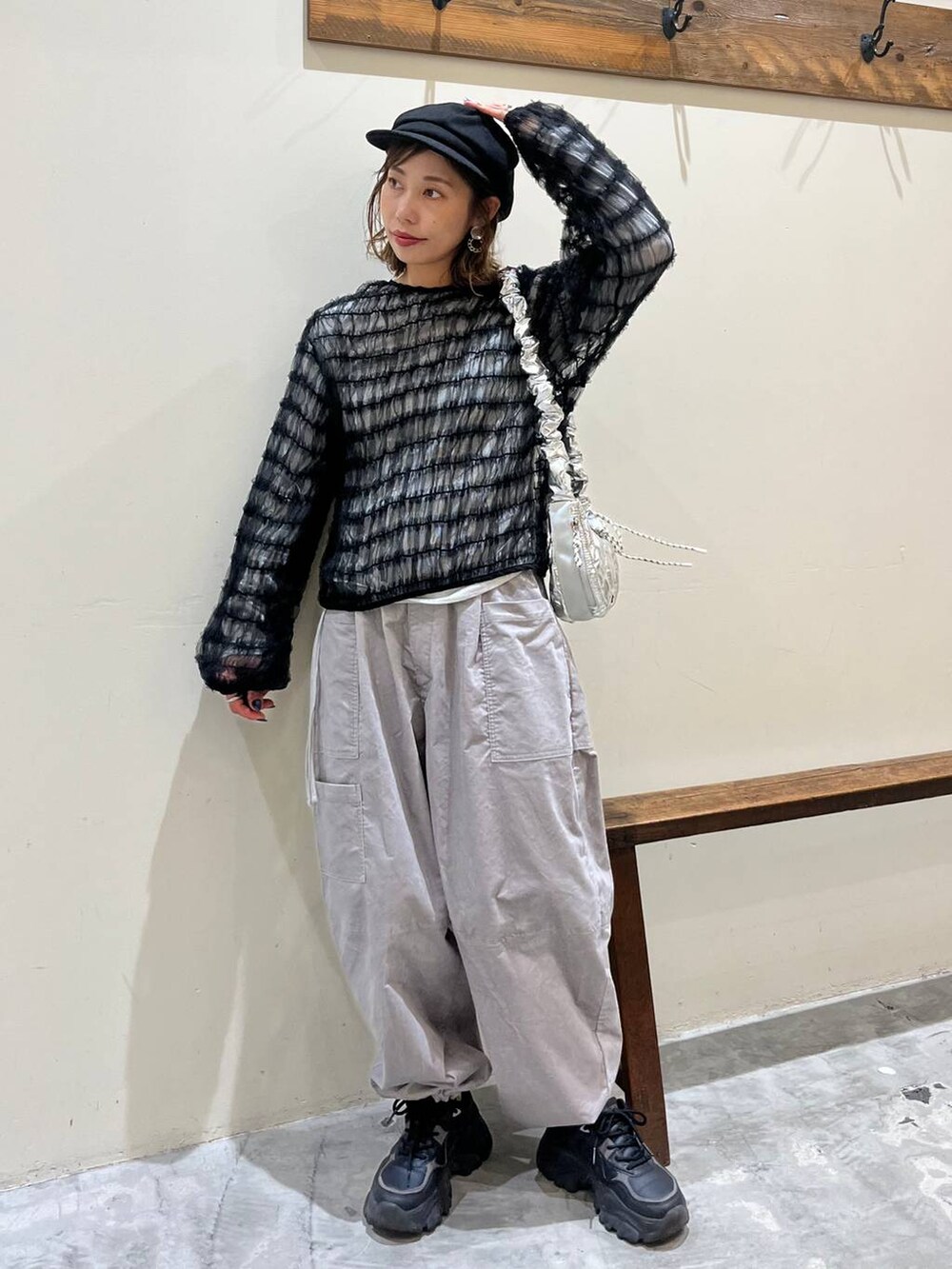 ホワイト系のTシャツ/カットソー、グレー系のその他パンツ、ブラック系のTシャツ/カットソーを着用したレディースの秋コーディネートの3枚目の写真