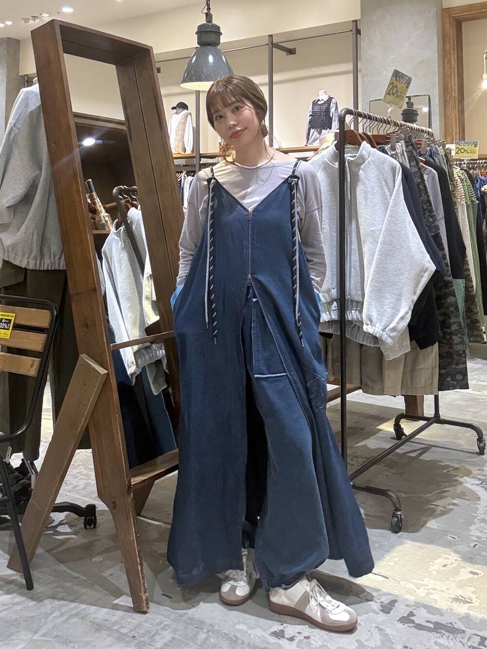 グレー系のTシャツ/カットソーを着用したレディースの春コーディネートの7枚目の写真